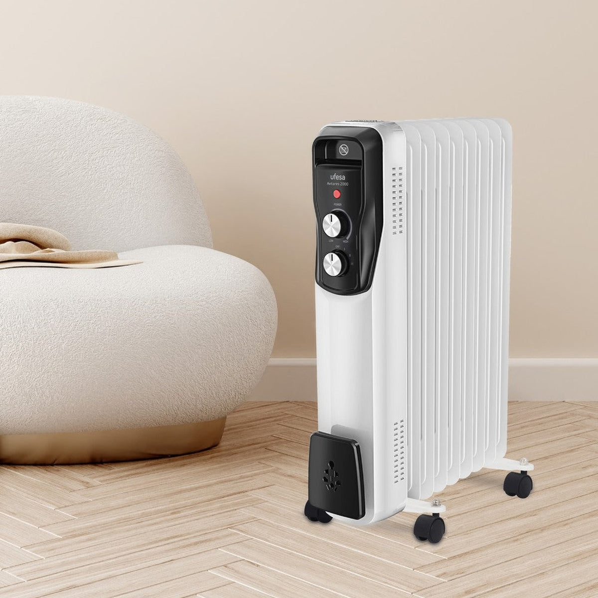 Biało-czarny grzejnik olejowy. Przyciski i wskaźnik zasilania z przodu.