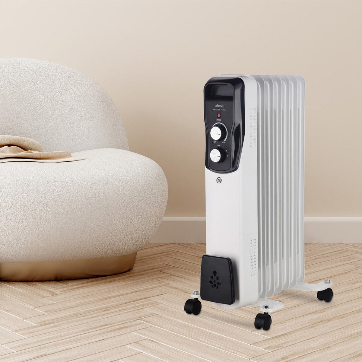 Biały grzejnik olejowy z czarnym panelem sterowania, na drewnianej podłodze.