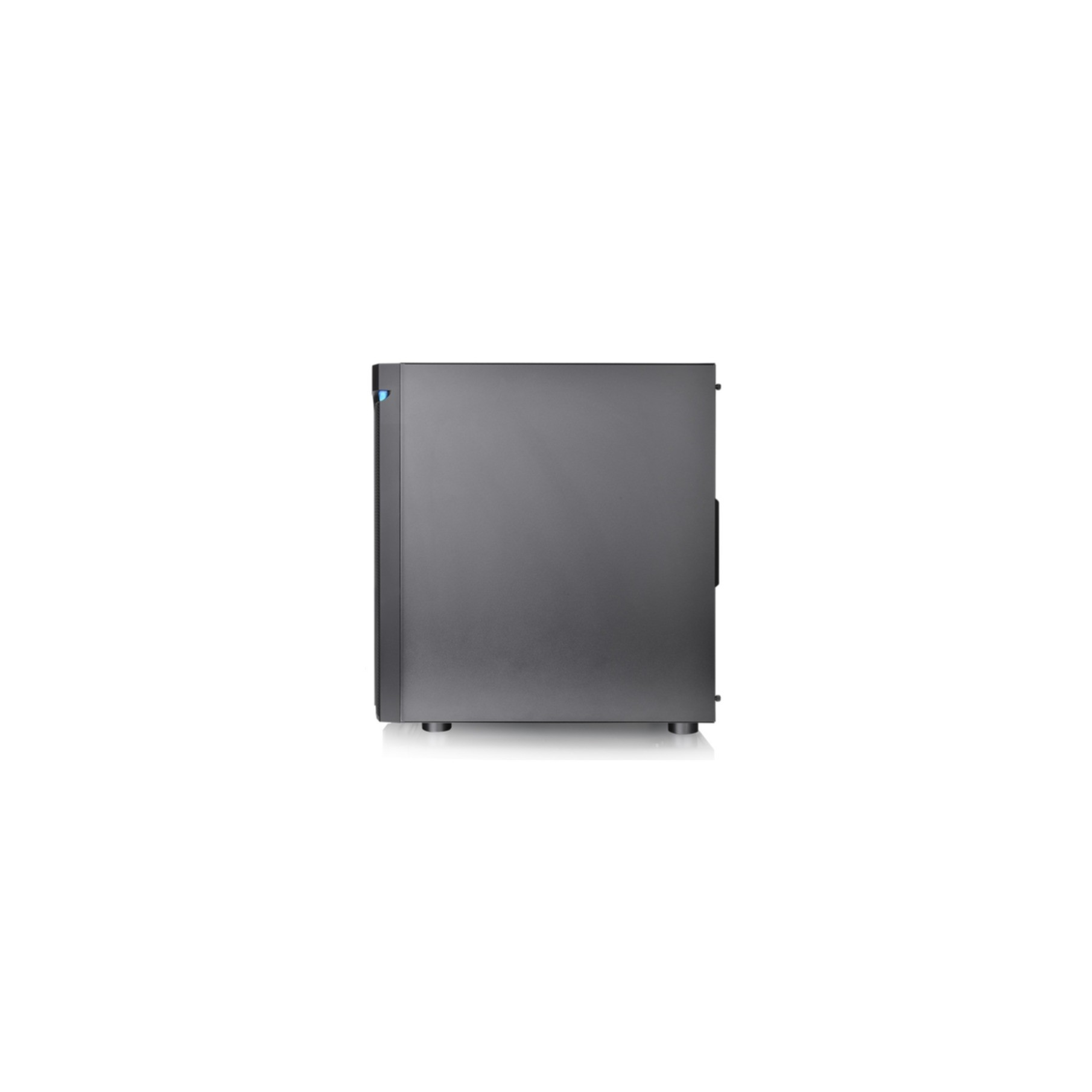 Ein dunkelgraues Computergehäuse, direkt von vorne, auf weißem Hintergrund. Das Gehäuse ist minimalistisch.