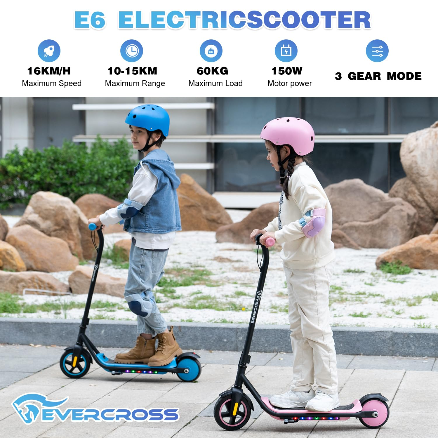 Due bambini guidano colorati scooter elettrici E6 all'aperto sul marciapiede.