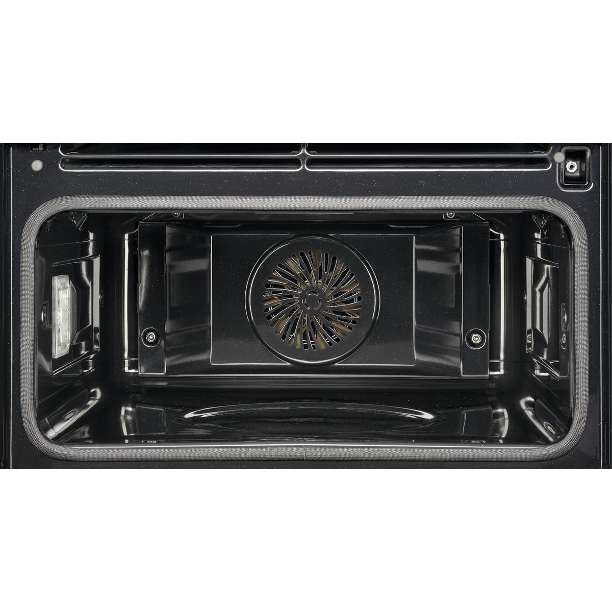 Interior de un horno negro, mostrando el ventilador, los elementos calefactores y el interior del horno, con un contorno negro.
