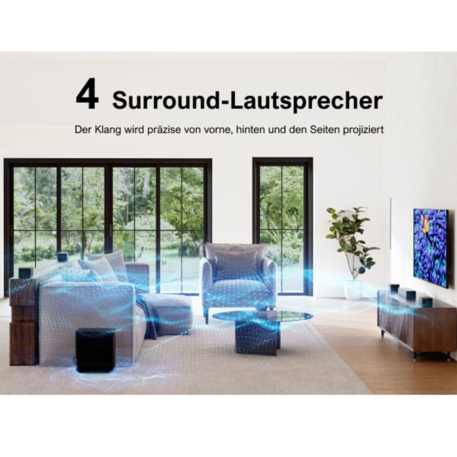 Wohnzimmer mit vier Lautsprechern, Fernseher und Couch. Fenster im Hintergrund.