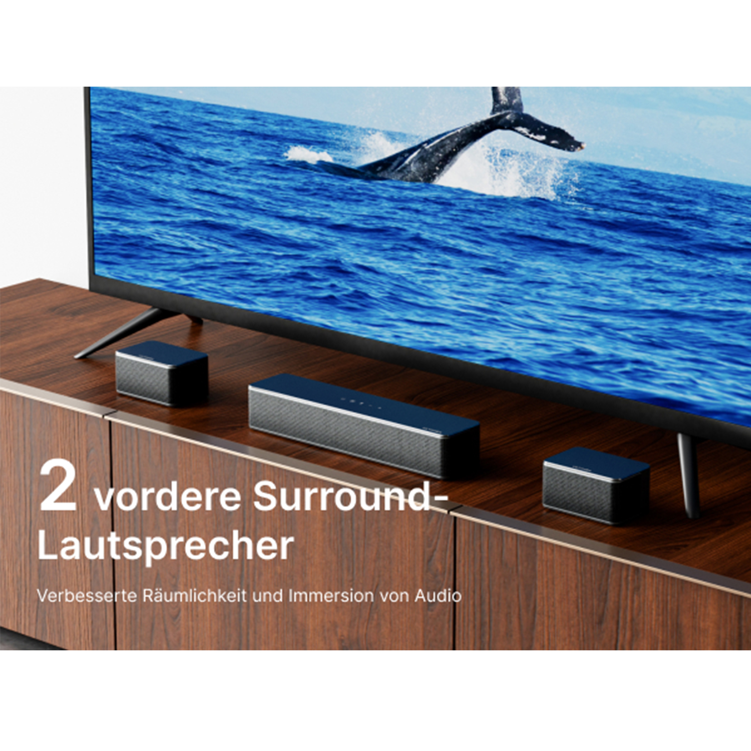 TV mit Walbild, zwei Surround-Lautsprechern und einer Soundbar.