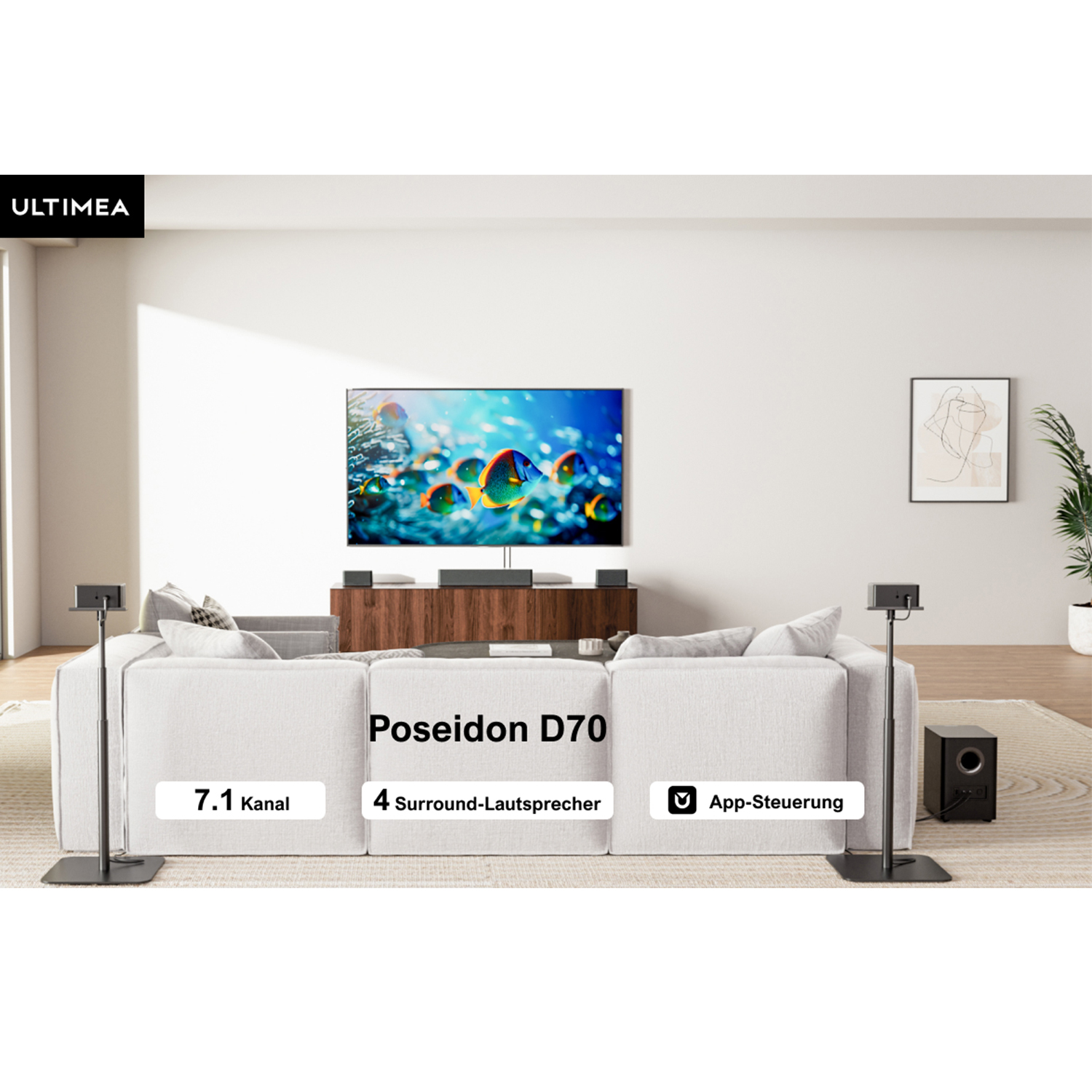 Een woonkamer met een tv, luidsprekers en een bank. De achtergrond is een raam en een stadsgezicht.