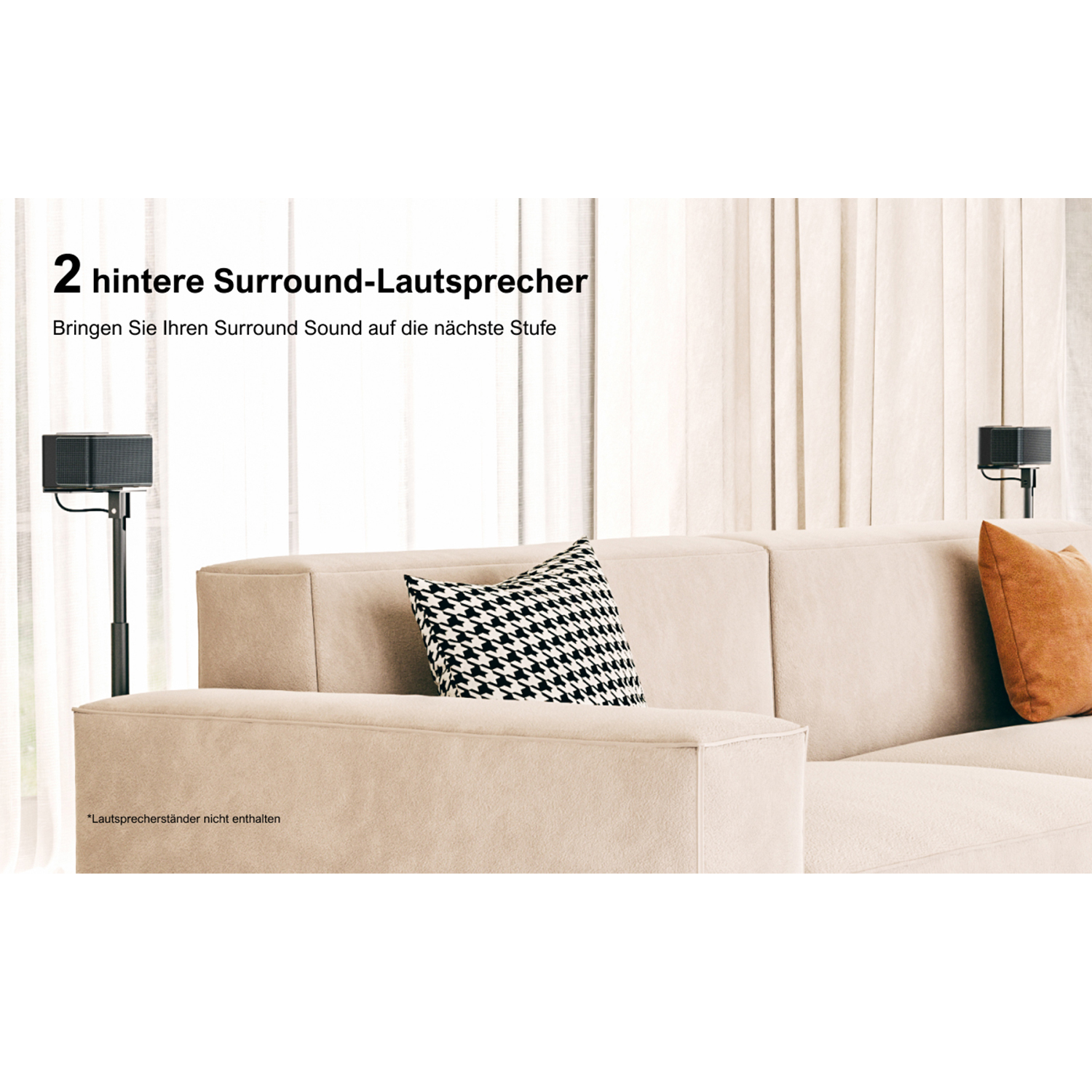 Twee zwarte surround sound speakers en een beige bank met een zwart-wit patroon kussen.
