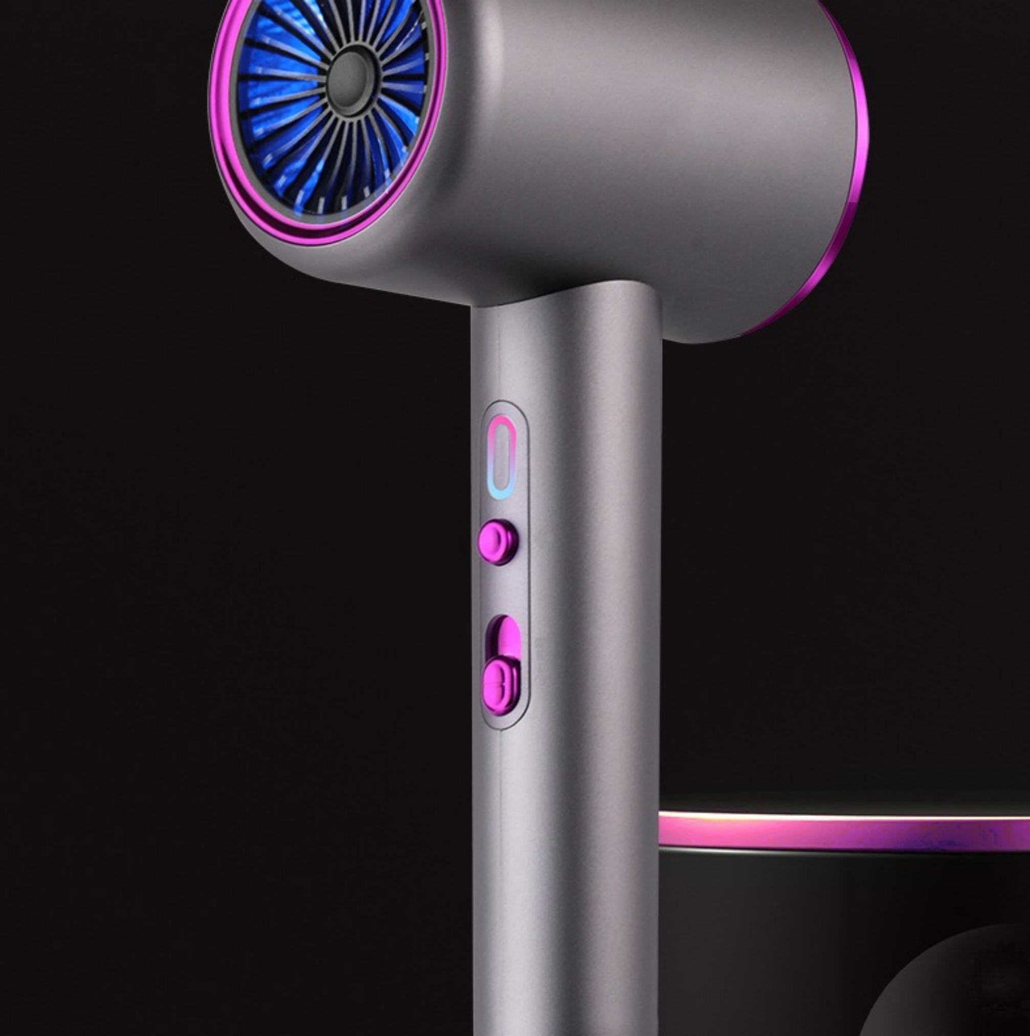 Ein grauer und rosa Haartrockner mit blauem Ventilator. Es hat Knöpfe und befindet sich vor einem schwarzen Hintergrund.