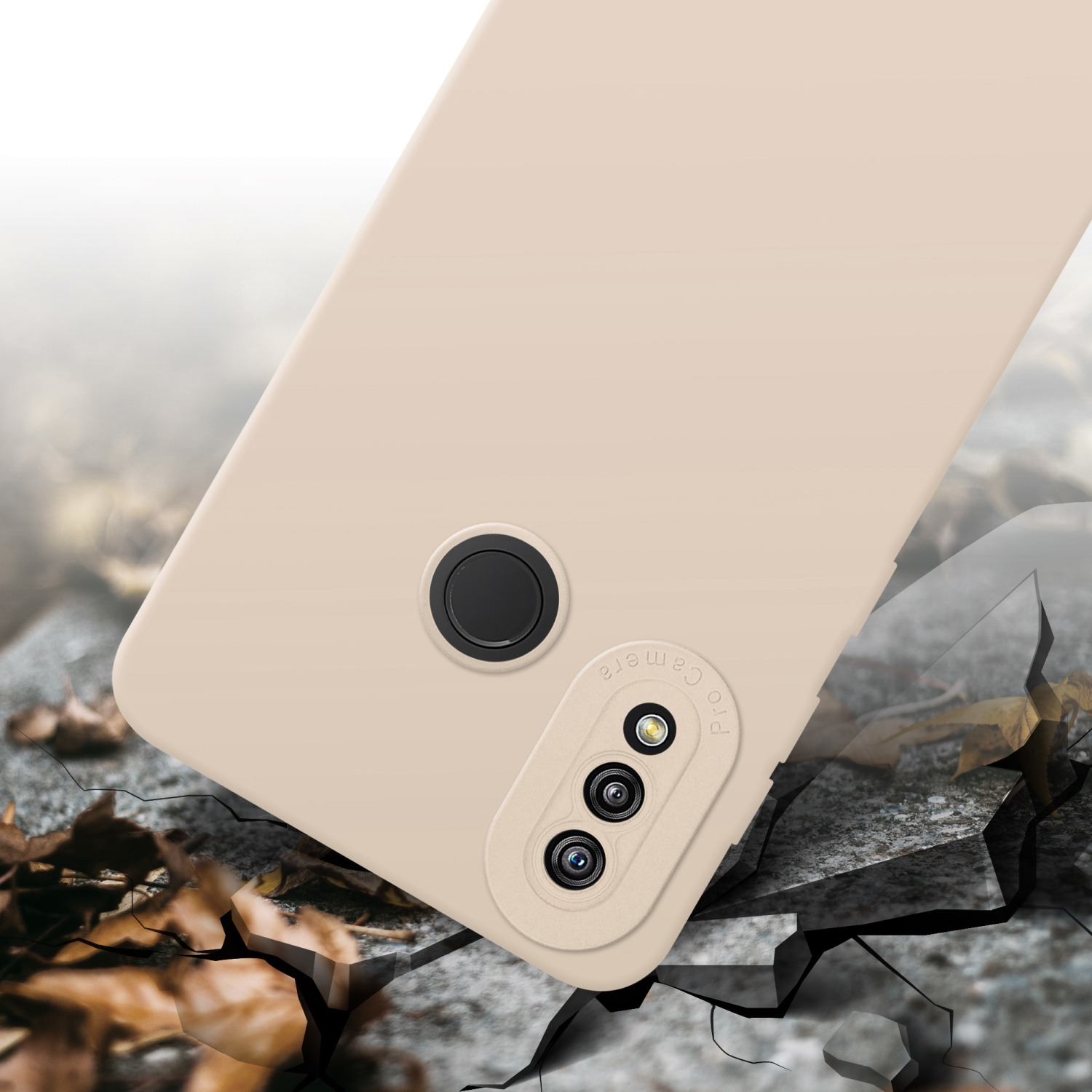 Primo piano di una custodia per telefono con modulo fotocamera. È beige e ha un design protettivo.