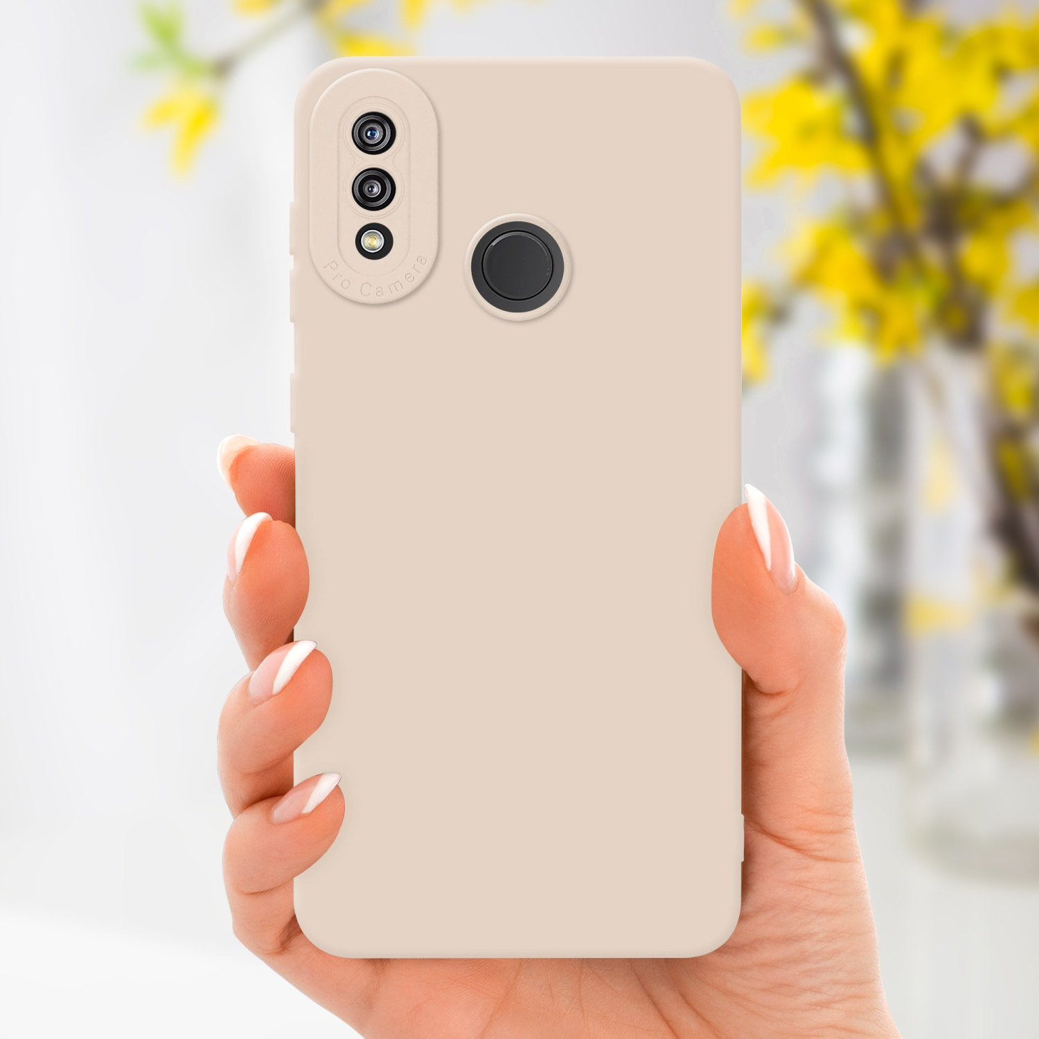 Una custodia beige per telefono tenuta in mano. Ha fotocamere e un obiettivo nero.