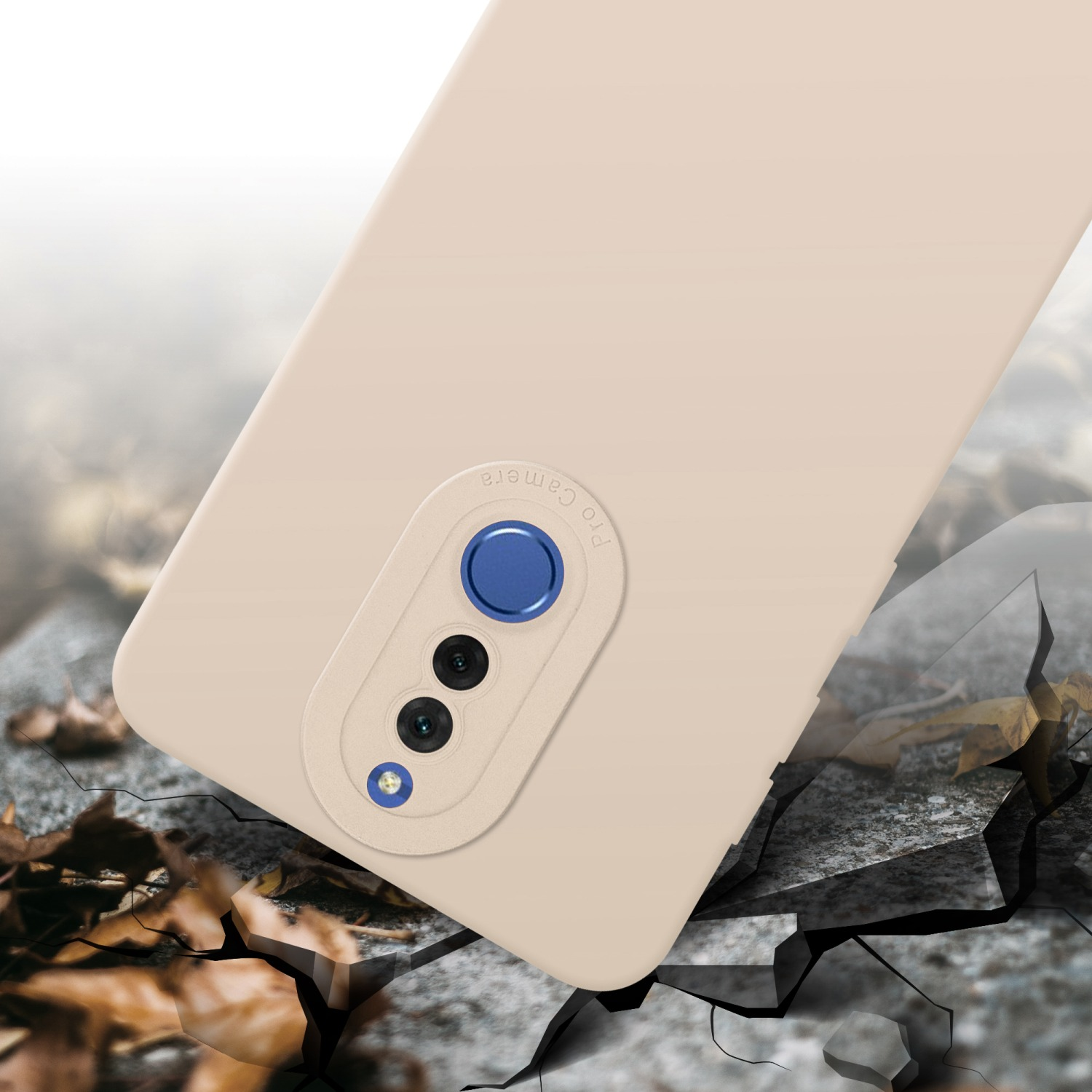 Primo piano di una custodia per telefono con fotocamera. La custodia è beige, lo sfondo sfocato.