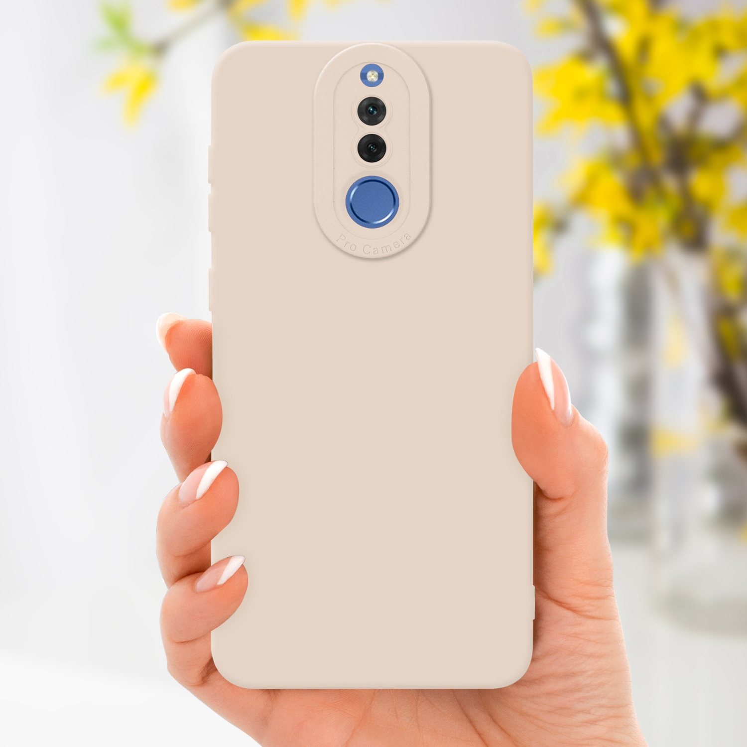 Una mano che tiene una custodia beige chiaro con un rigonfiamento della fotocamera. Fiori gialli sullo sfondo.