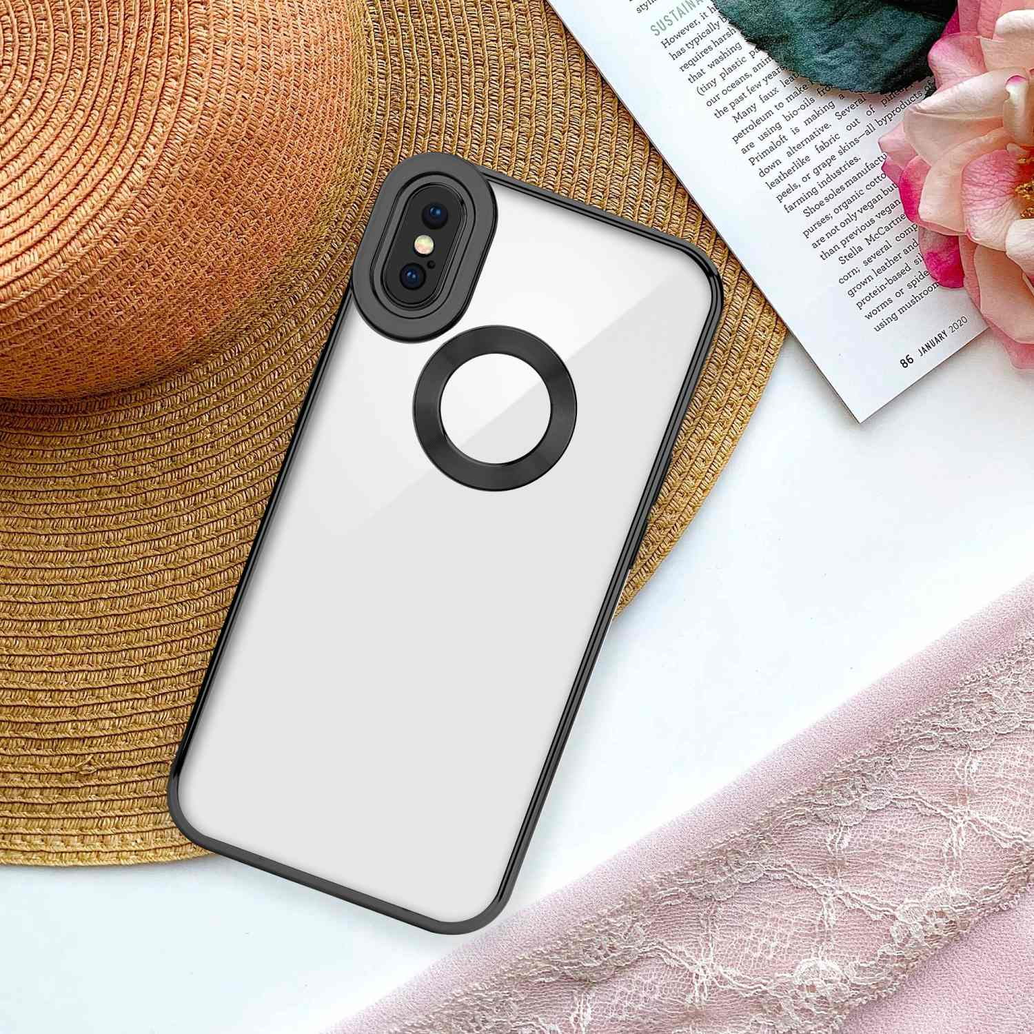 Eine Smartphone-Hülle mit durchsichtigem Rücken, die auf einem Strohhut liegt.