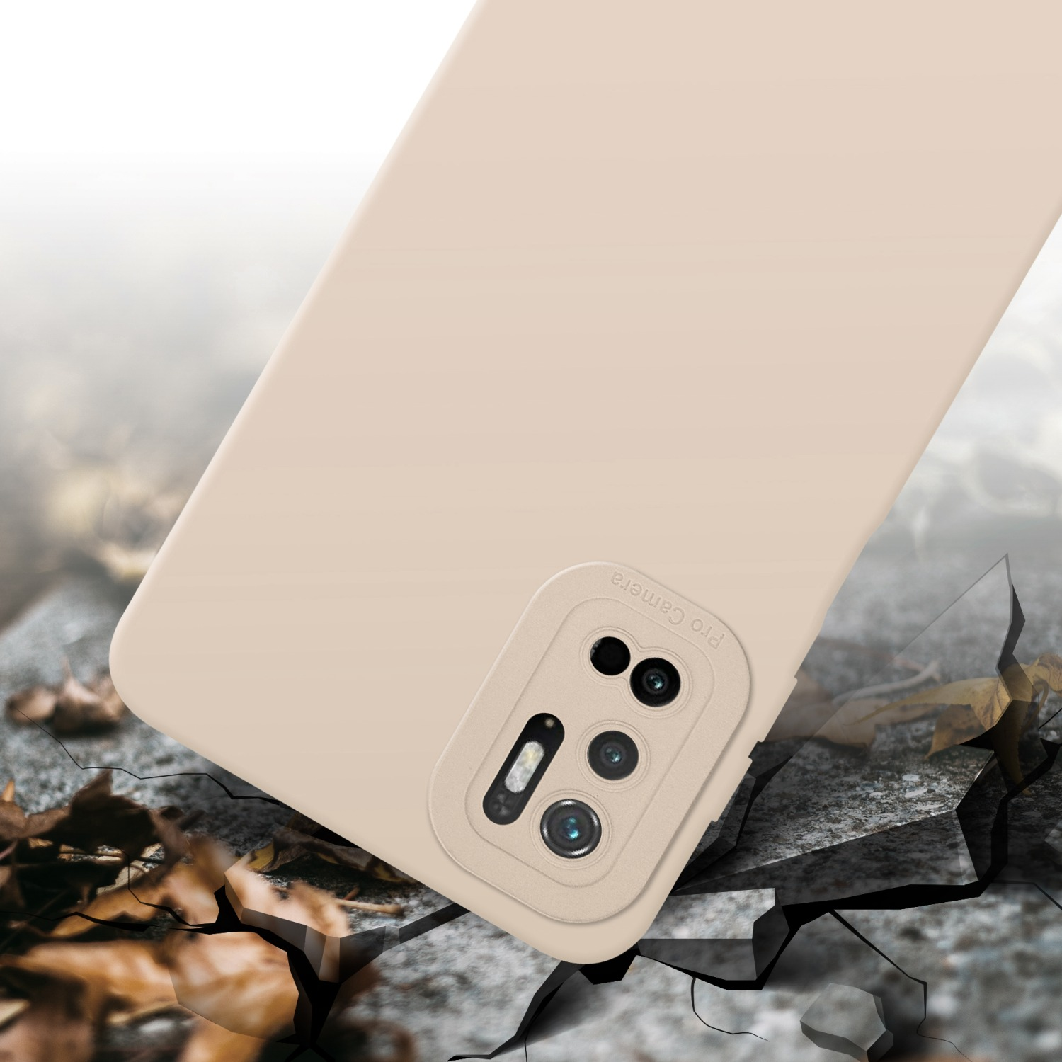 Una custodia per telefono beige, un primo piano mostra il modulo fotocamera con tre lenti.