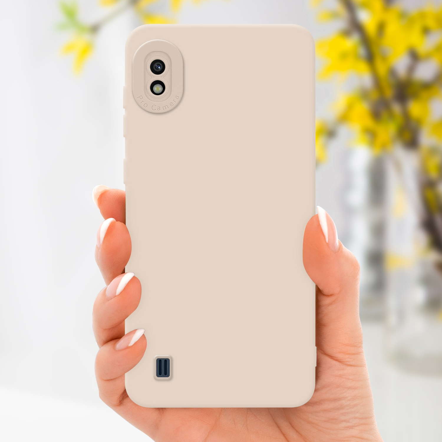 Mano che tiene una custodia beige per telefono. Telefono con due fotocamere e flash.
