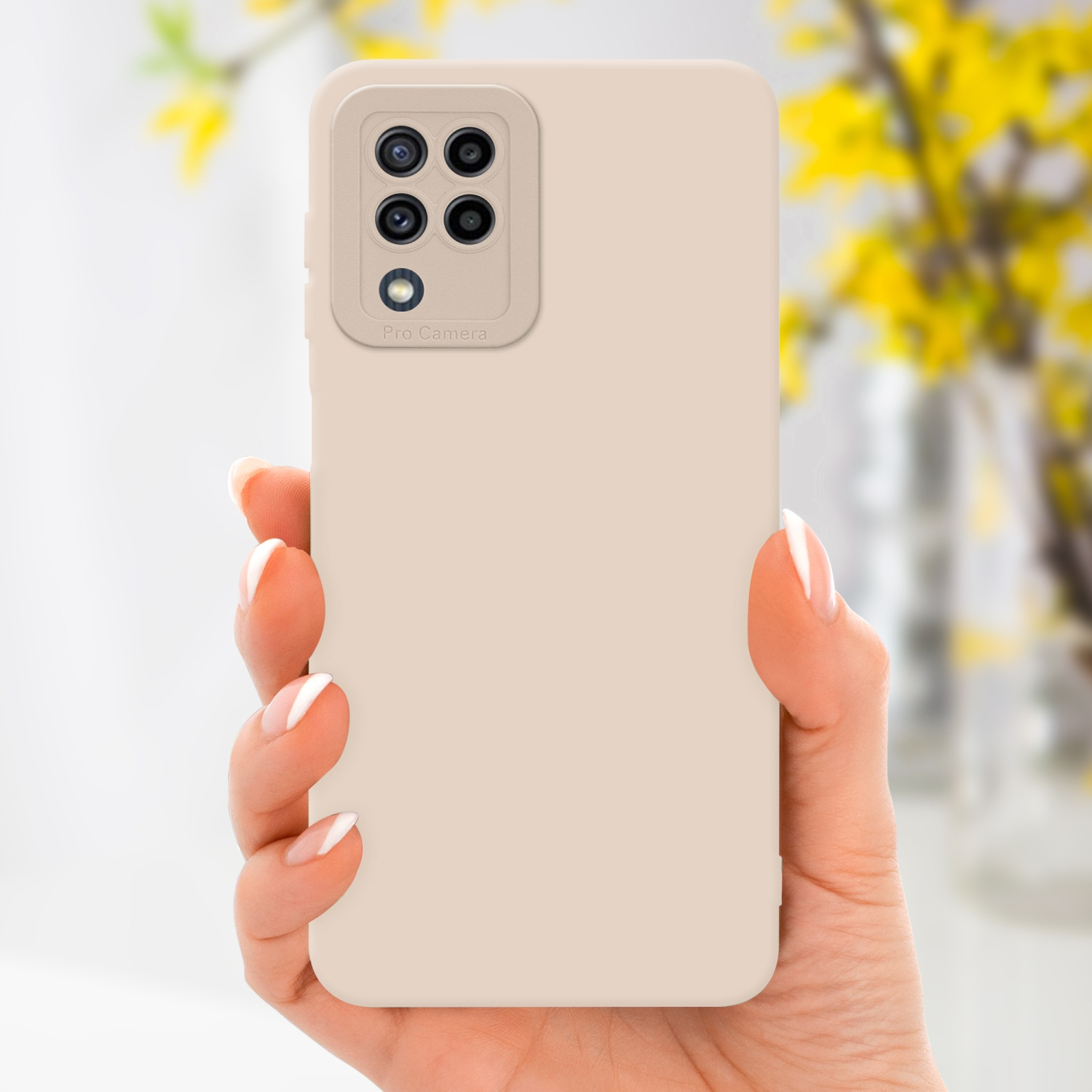 Una mano di donna che tiene una custodia per telefono beige con più obiettivi della fotocamera.