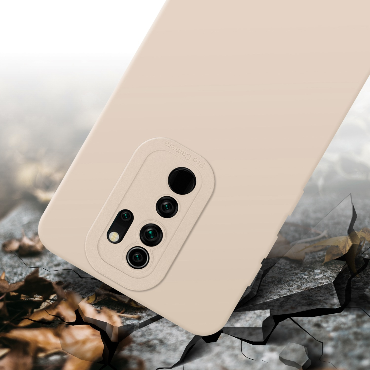 Una custodia beige per telefono con protuberanza della fotocamera, con effetto terreno crepato.