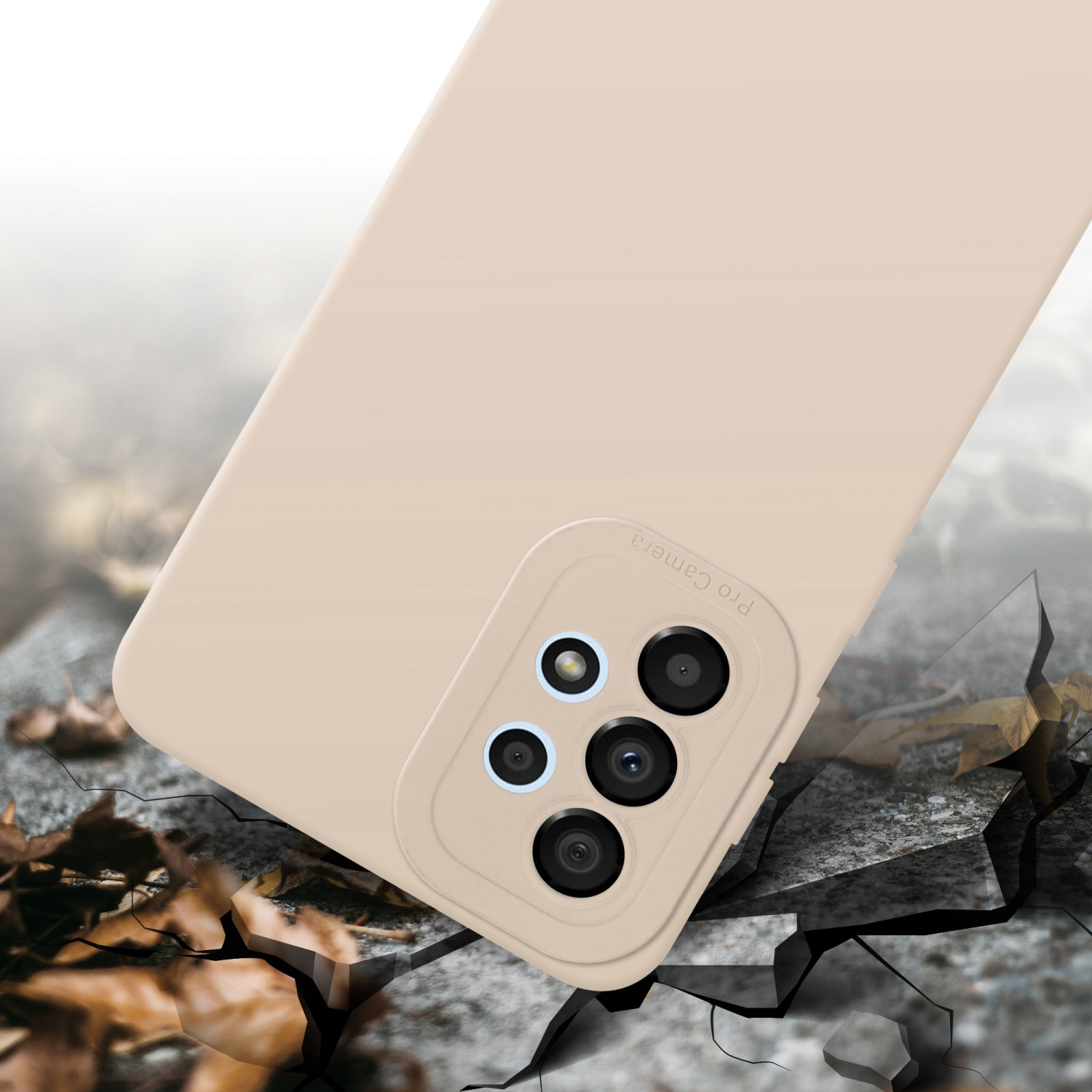 Une coque de téléphone marron clair avec une section caméra et un effet de sol fissuré.