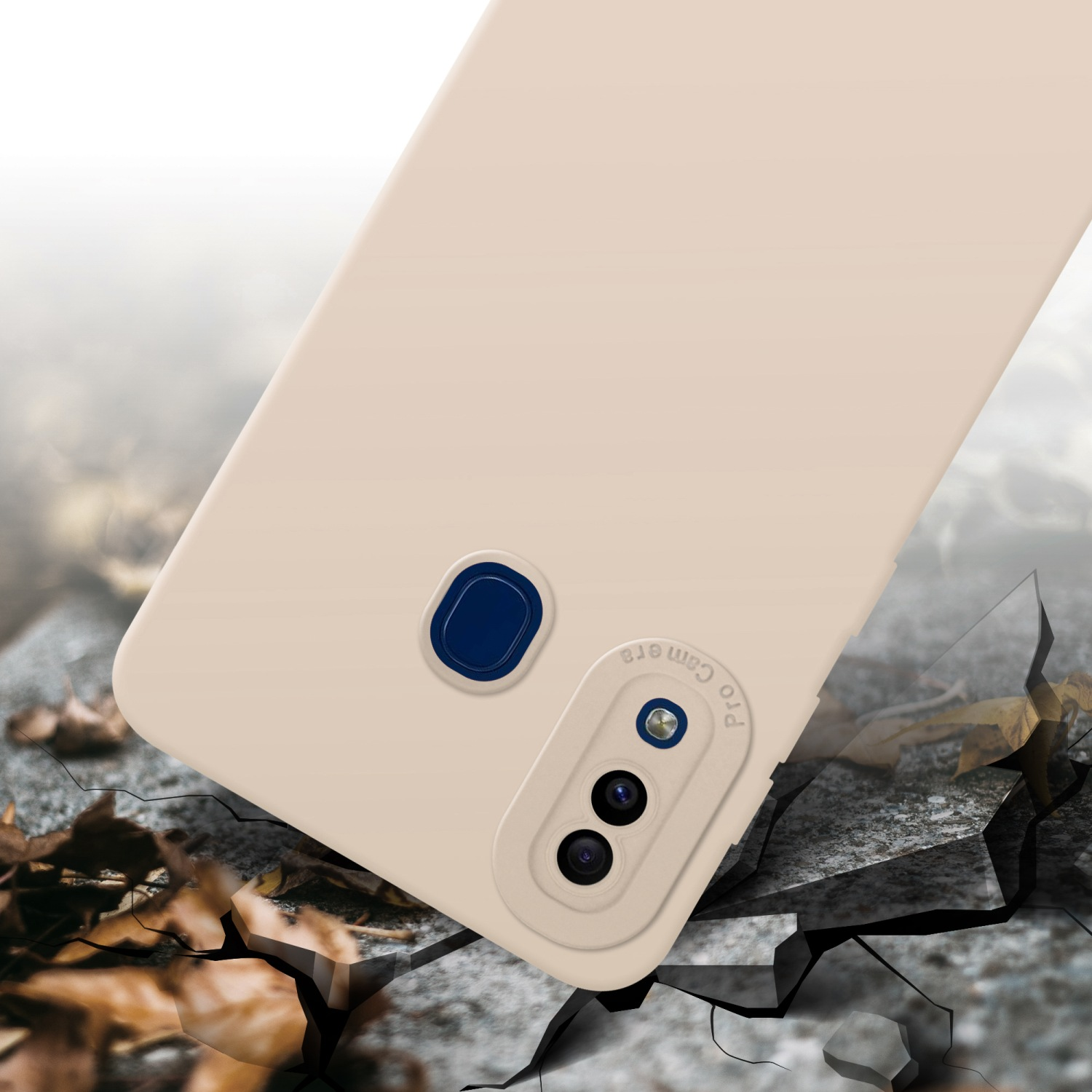 Custodia per telefono beige su una superficie, con un telefono all'interno e una dispersione di detriti.