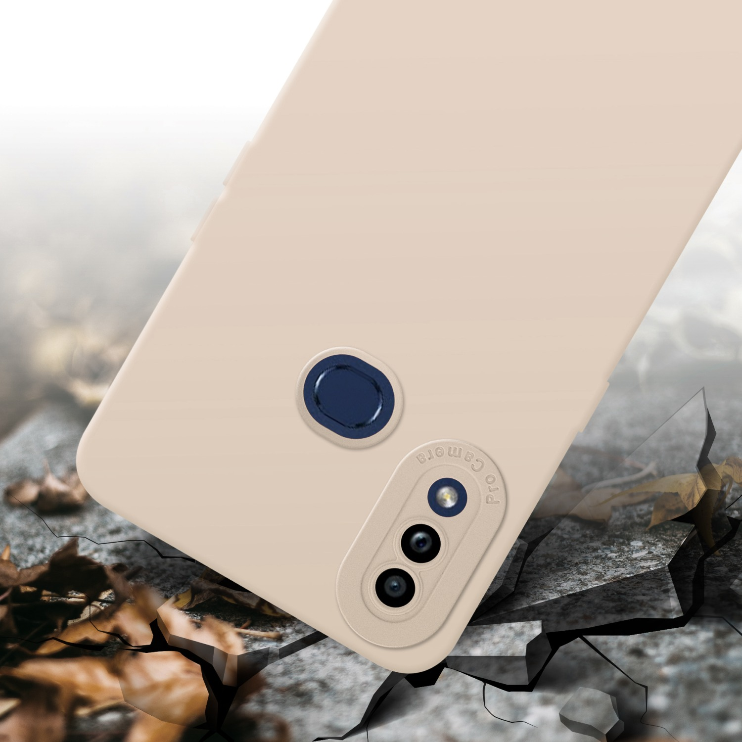 Custodia beige per telefono con dettagli fotocamera e flash, su superficie ruvida.