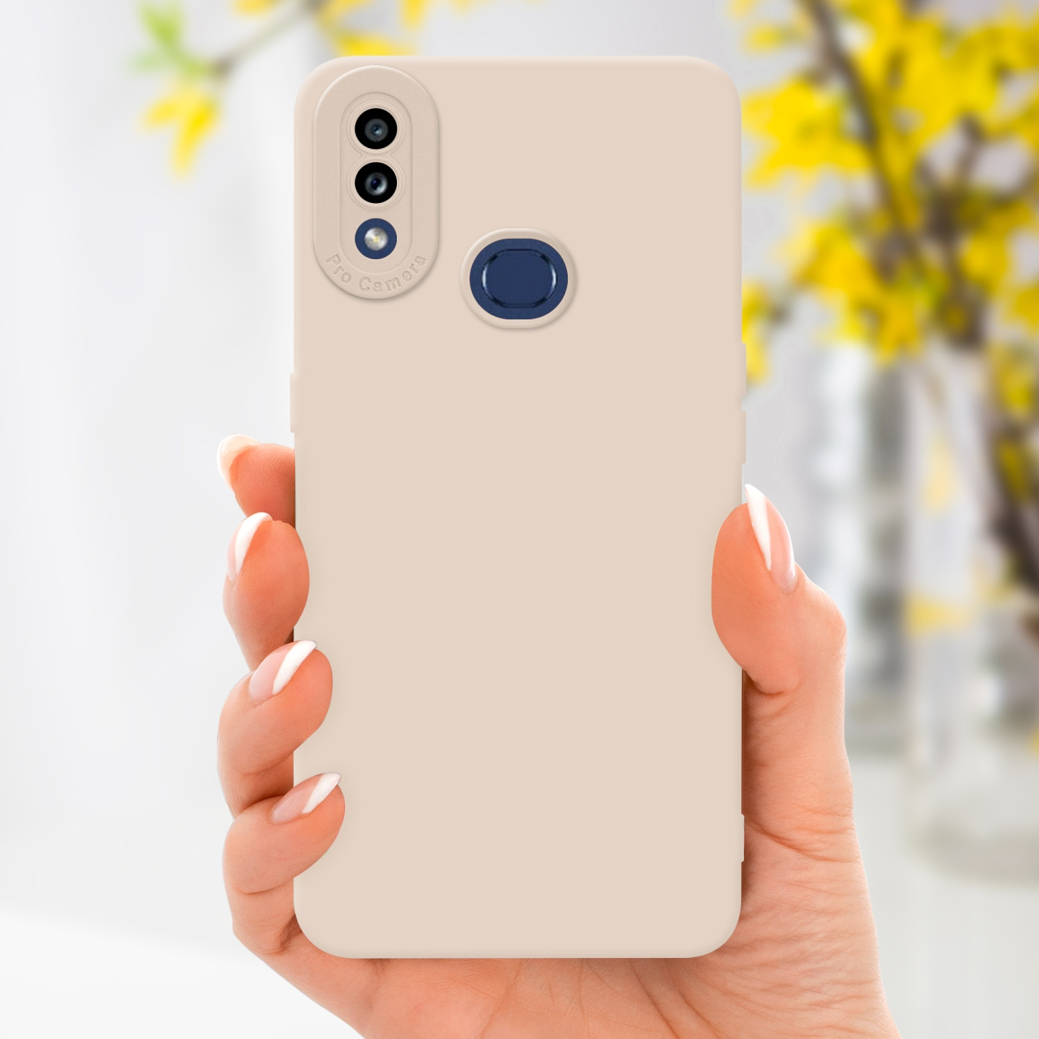 Una mano che tiene una custodia beige con un modulo fotocamera e un cerchio blu.