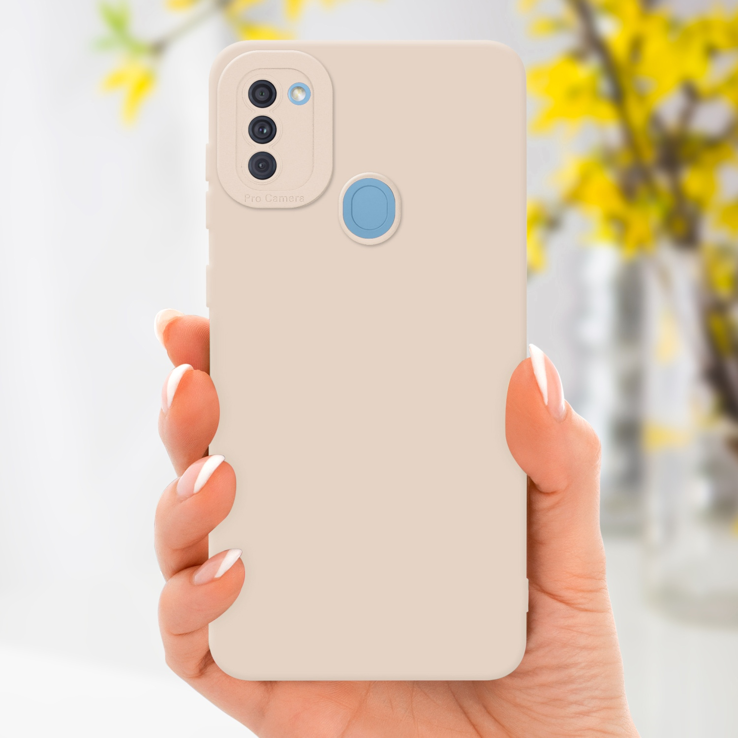 Donna che tiene custodia beige con fotocamere, pulsante blu, su sfondo sfocato.