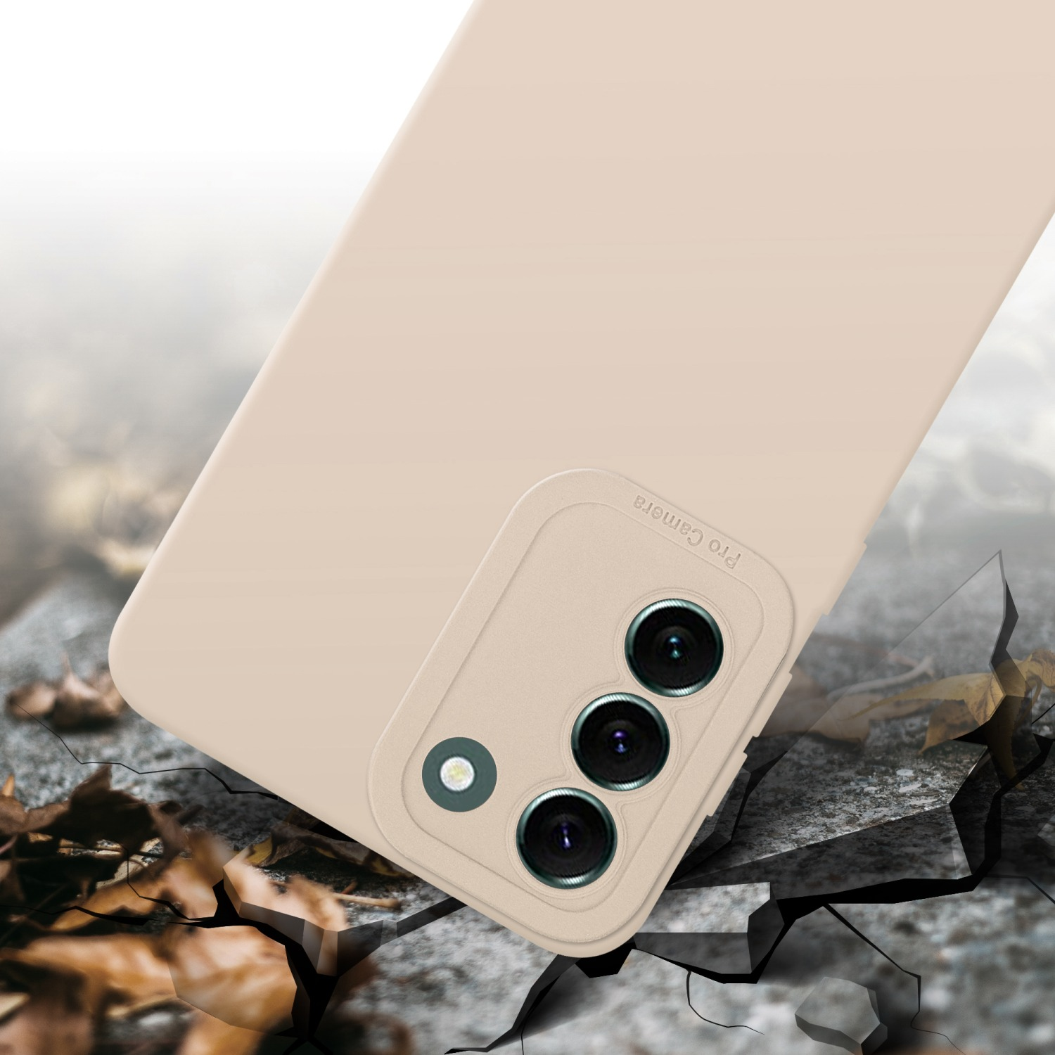 Custodia beige per telefono con tre obiettivi. La custodia è su una superficie con crepe.
