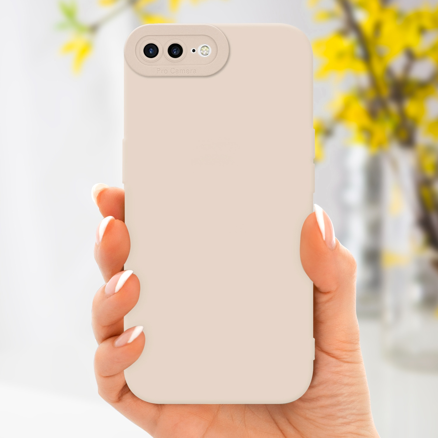 Donna che tiene una custodia beige chiaro. La custodia ha un ritaglio per la fotocamera Pro.