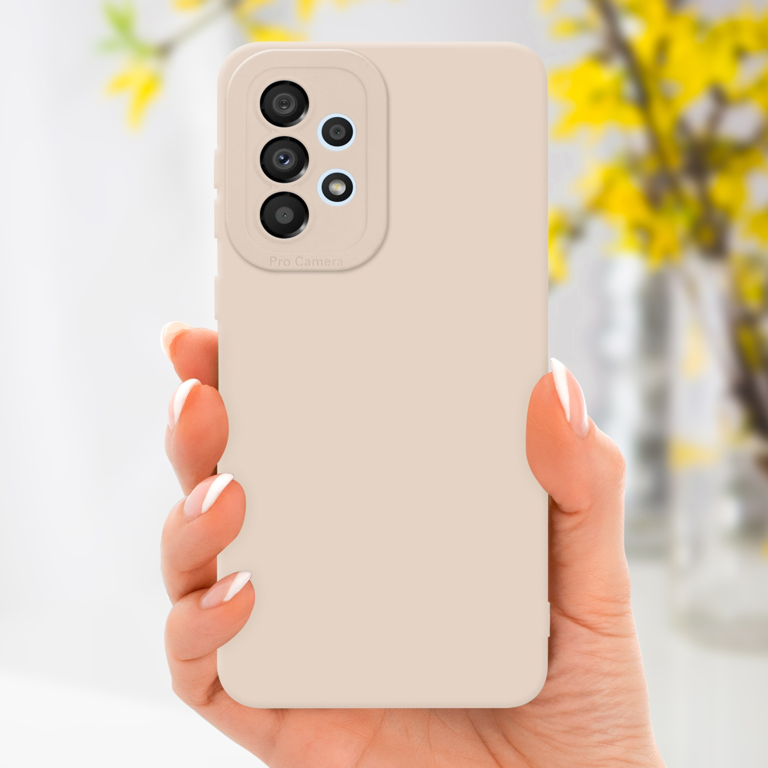 Coque de smartphone avec un téléphone à l'intérieur, couleur rose clair, tenue par une main sur fond blanc.