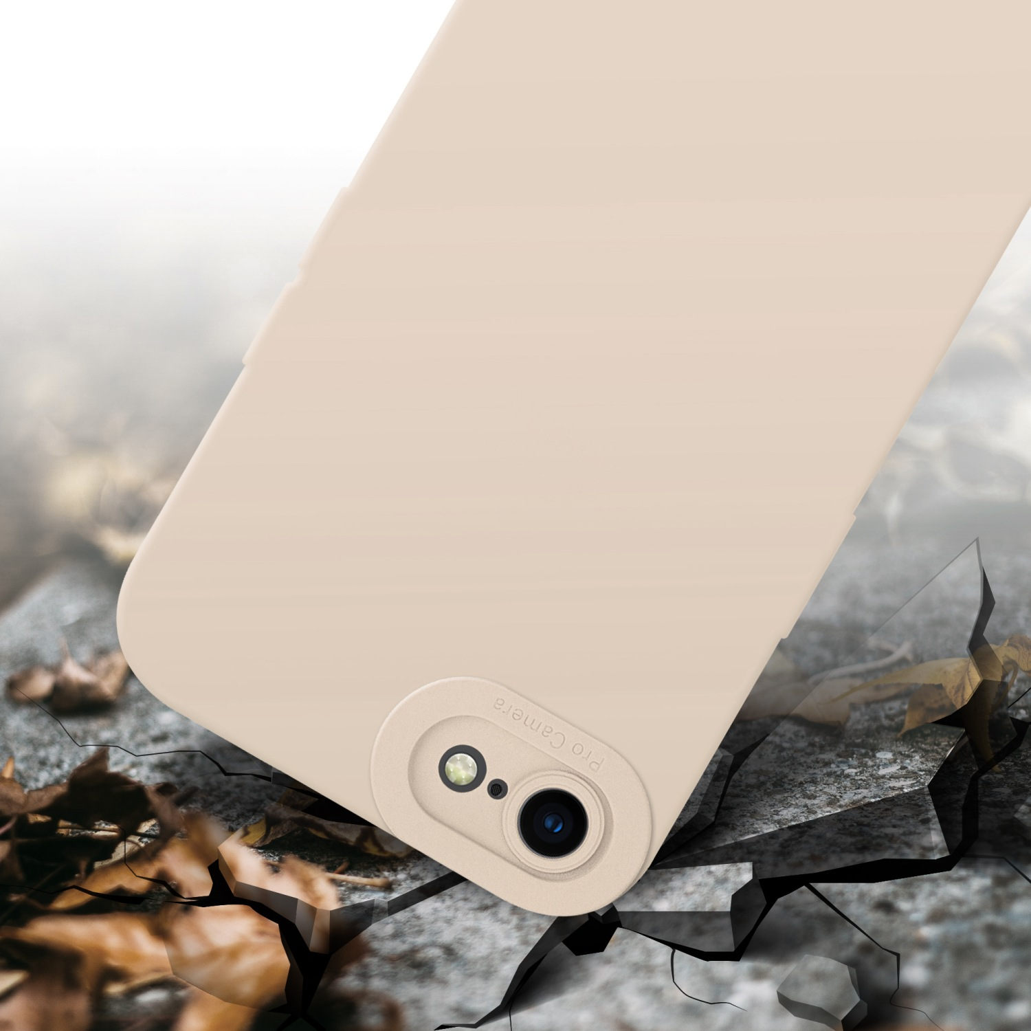 Una custodia beige con un ritaglio per la fotocamera giace su una superficie fessurata.