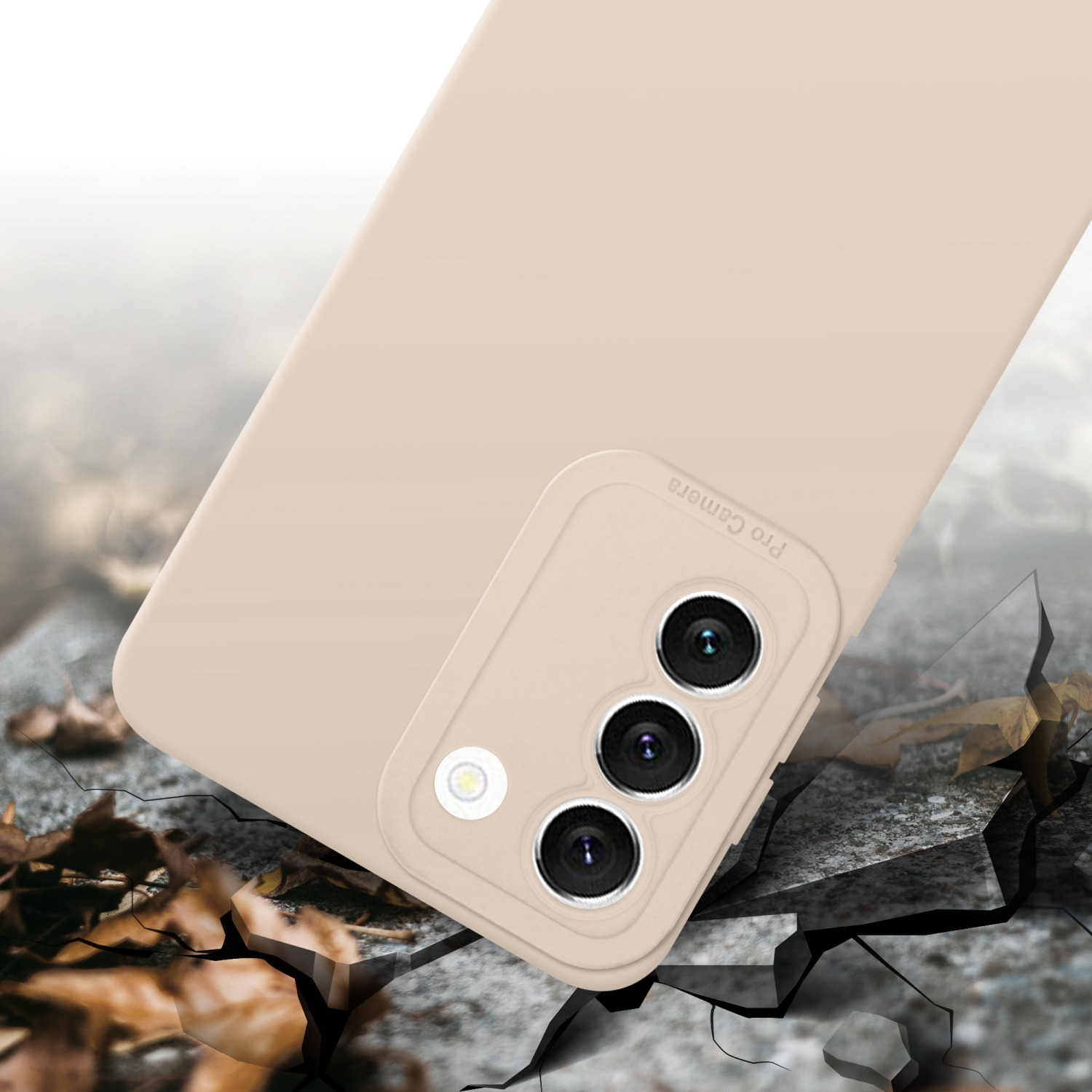 Una custodia per telefono marrone chiaro con sezione fotocamera ed effetto suolo incrinato.