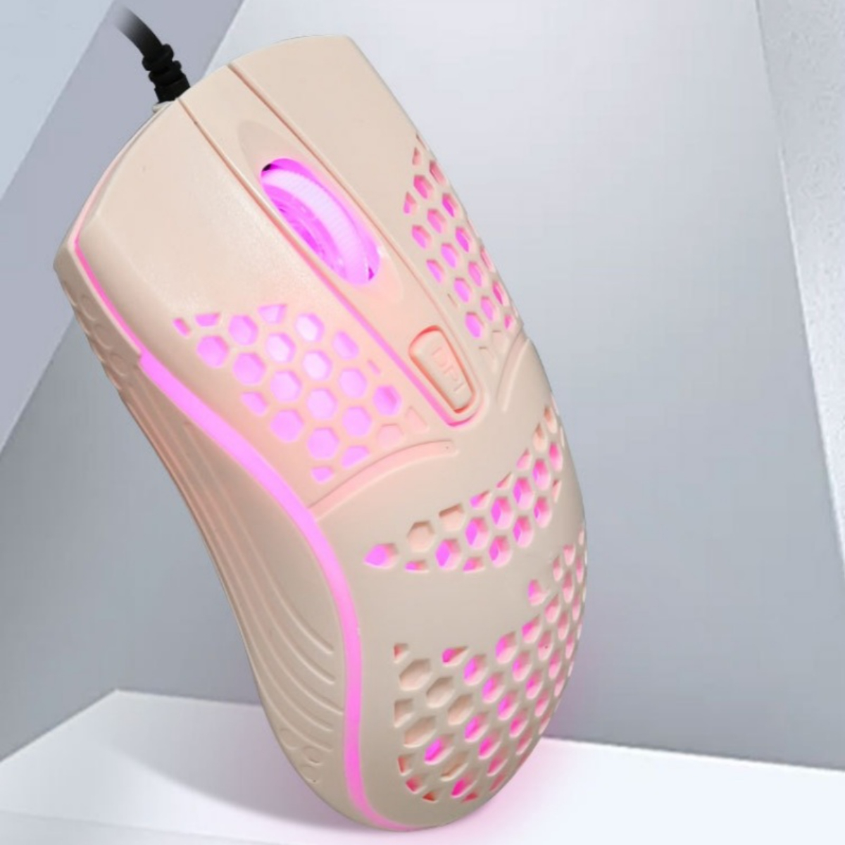 Eine rosa Gaming-Maus mit Wabenmuster, beleuchtet mit rosa Lichtern, mit einem schwarzen Kabel.