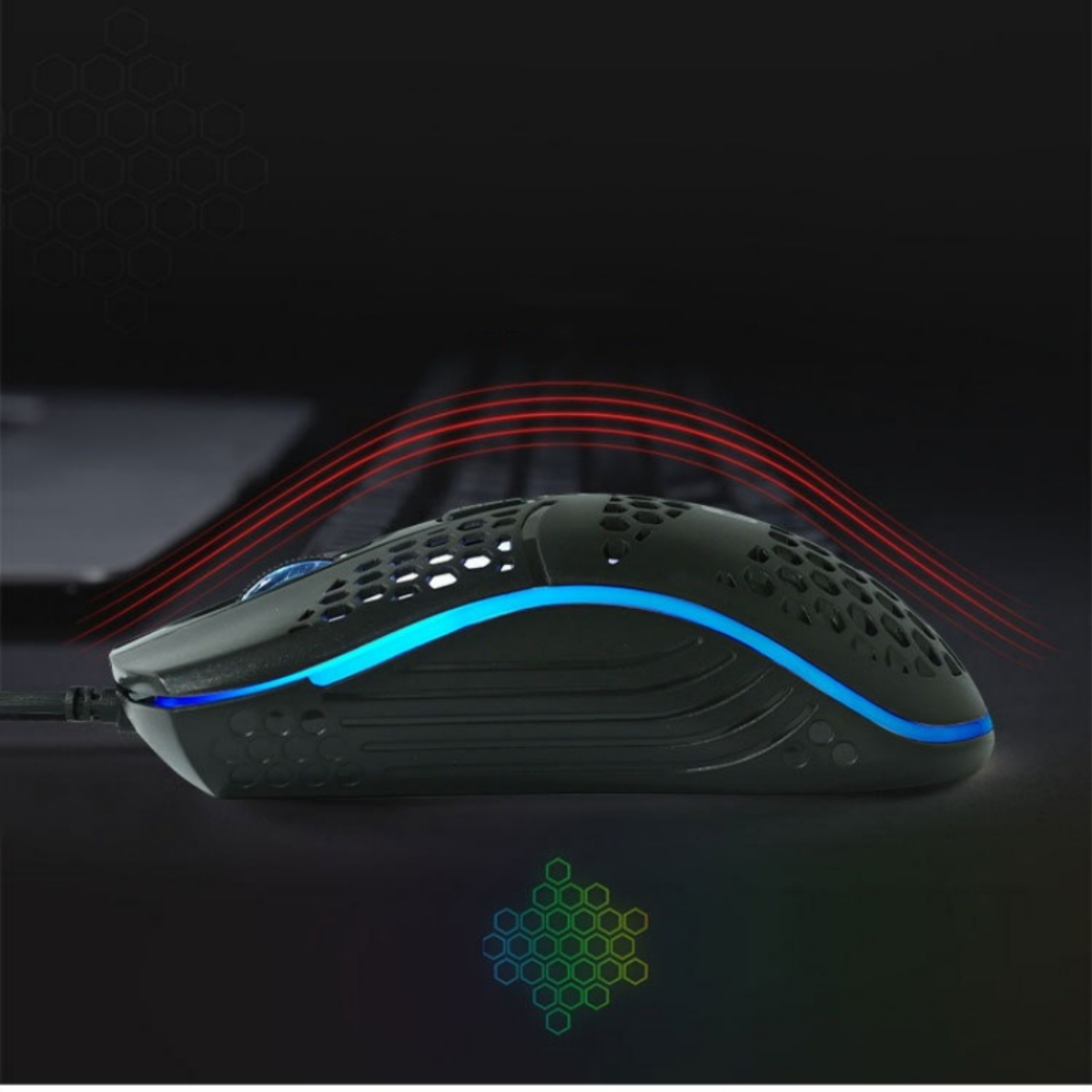 Eine schwarze Gaming-Maus mit blauer und RGB-Beleuchtung.