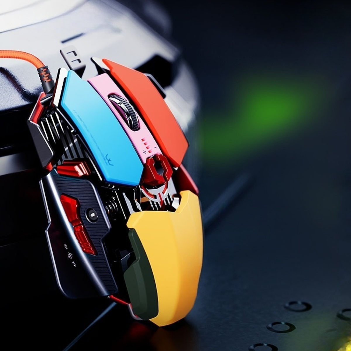 Eine Gaming-Maus mit roten, blauen und gelben Tasten und einem orangefarbenen Kabel.