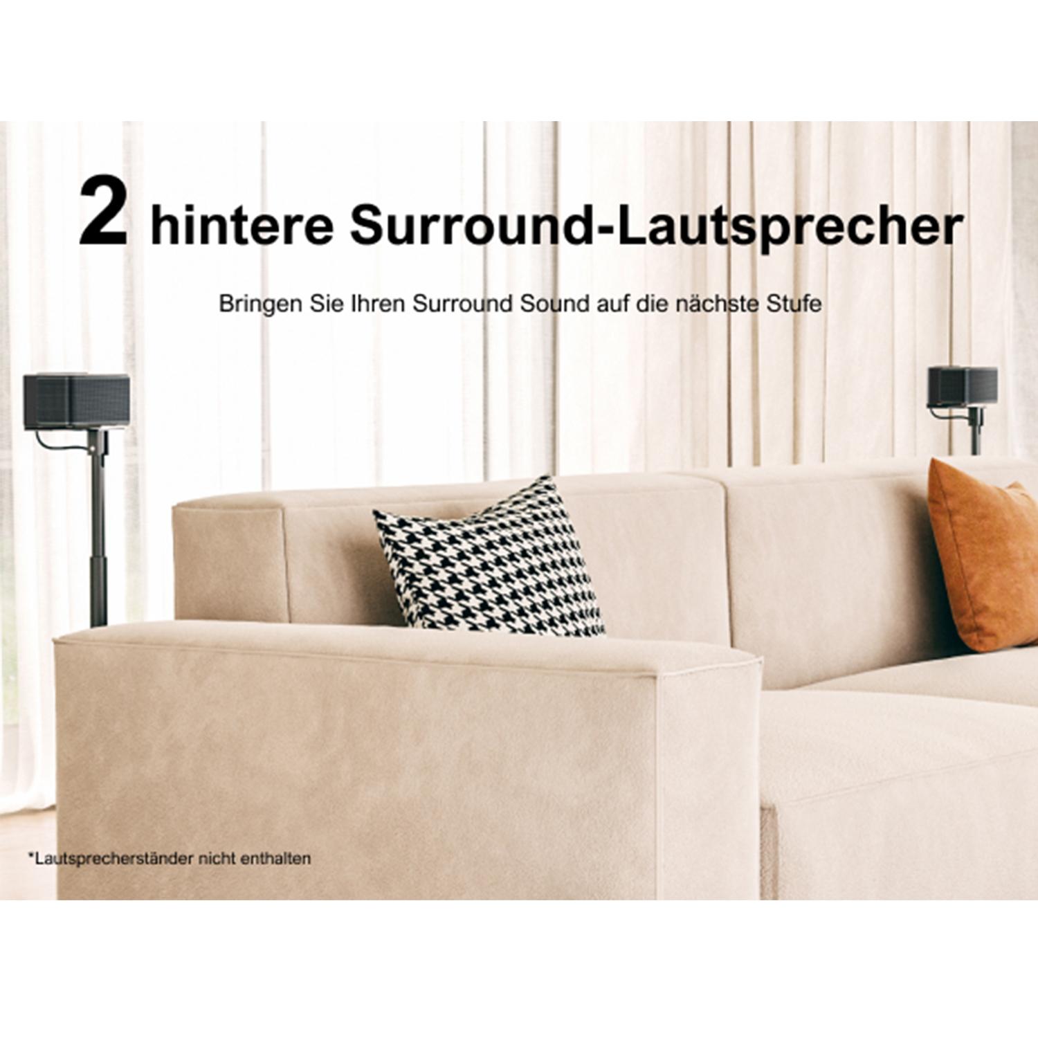 Beiges Sofa mit schwarz-weiß gemustertem Kissen und zwei schwarzen Lautsprechern auf Ständern.