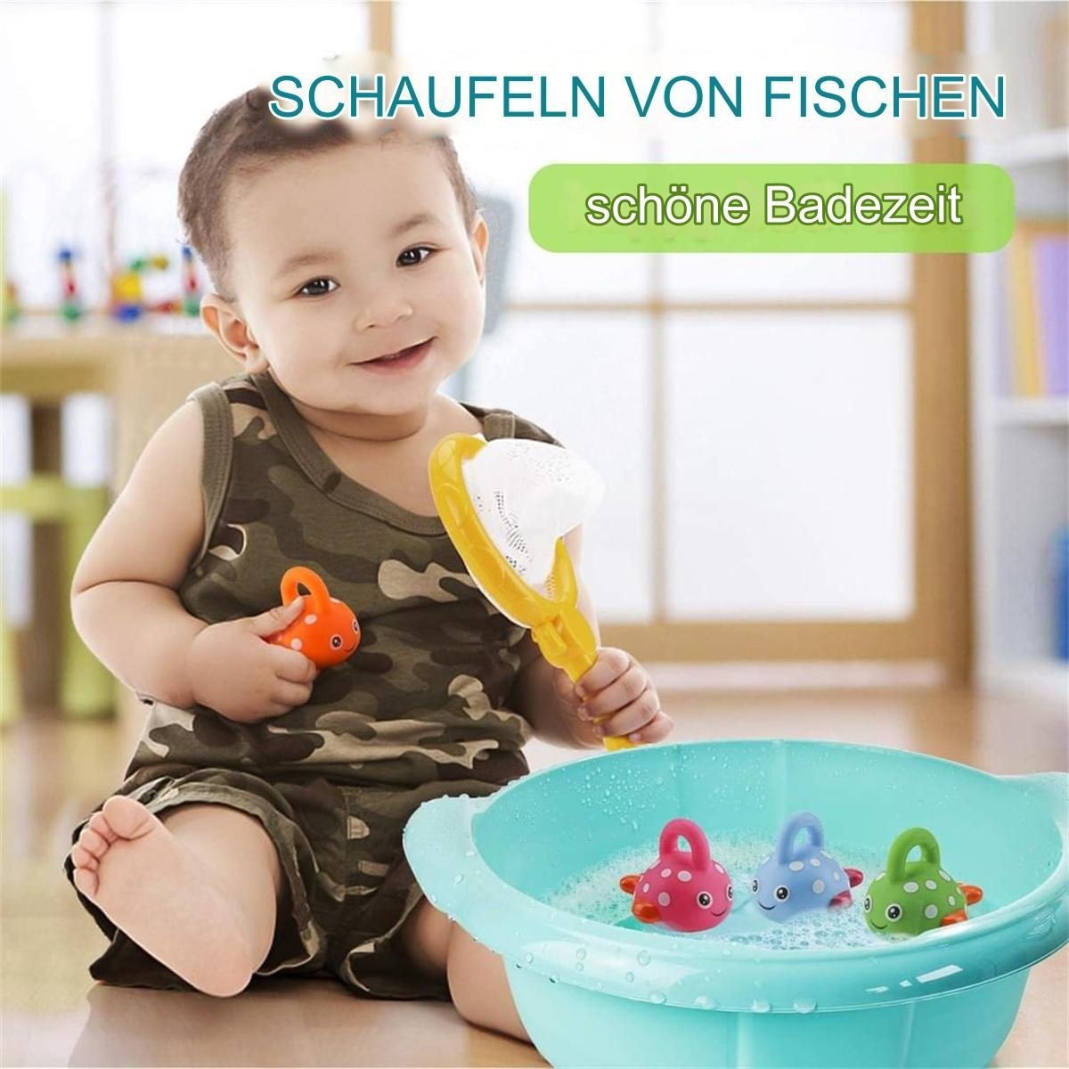 Baby spielt mit Spielzeug in einer blauen Wanne, Text sagt 'schöne Badezeit'.