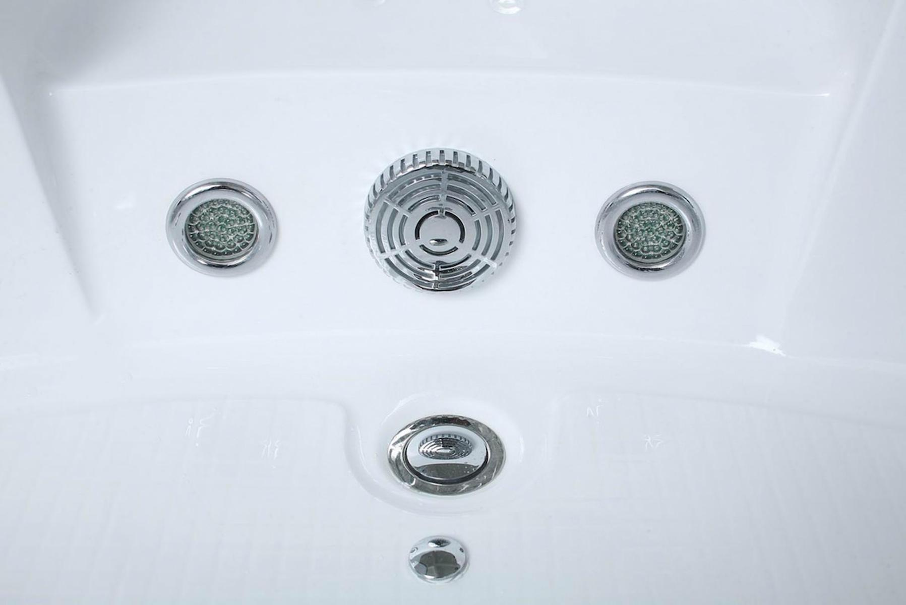 Nahaufnahme einer weißen Badewanne mit drei kreisförmigen Silberdüsen und einem Ablauf.