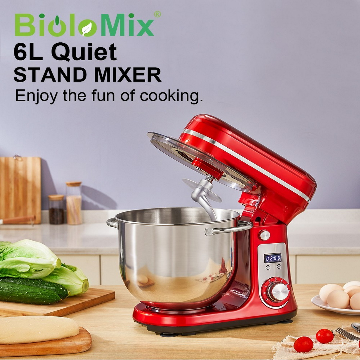Roter BioloMix-Küchenmixer mit offenem Deckel. Zutaten und Zubehör liegen auf dem Tisch.