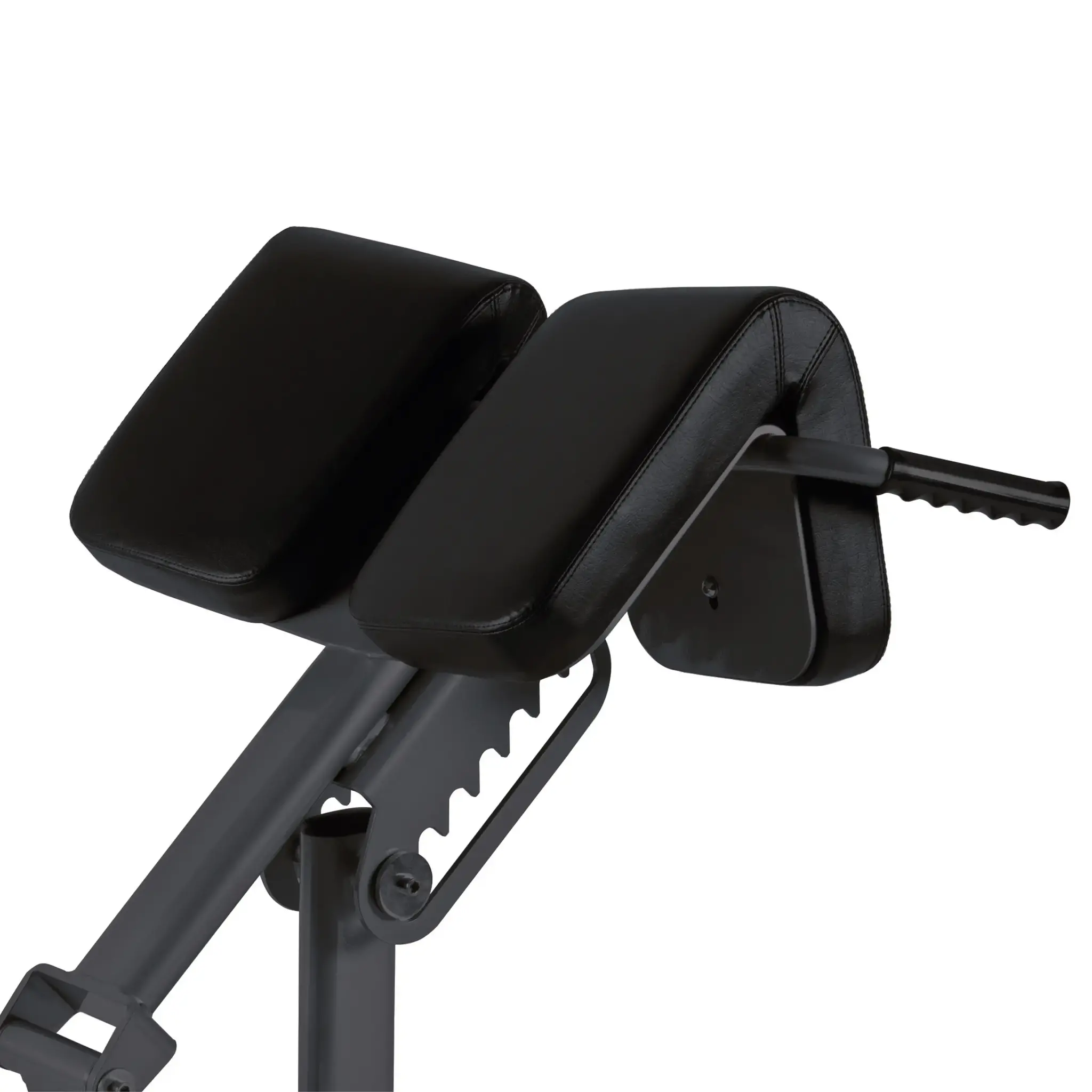 Close-up van een zwarte fitnessmachine, met een gewatteerde zitting en steunen, op een witte achtergrond.