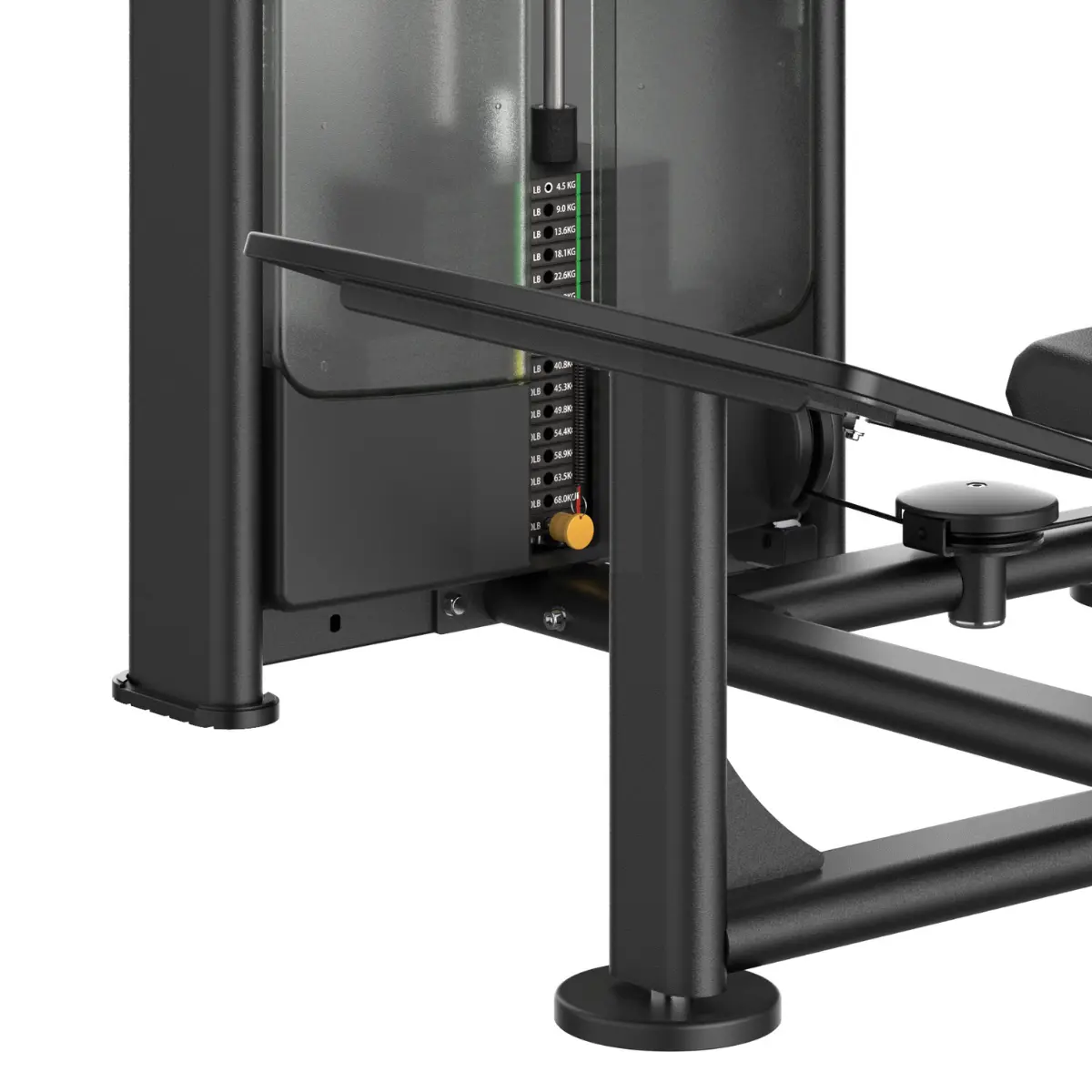 Close-up van een zwarte fitnessmachine. Toont gewichten, metalen staven en een deel van de apparatuur.