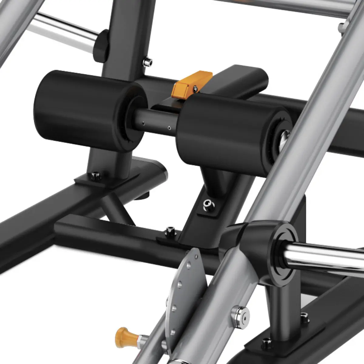 Detail van een krachttrainingsmachine. Zwart en zilver. Zwarte gewatteerde rollen. Witte achtergrond.