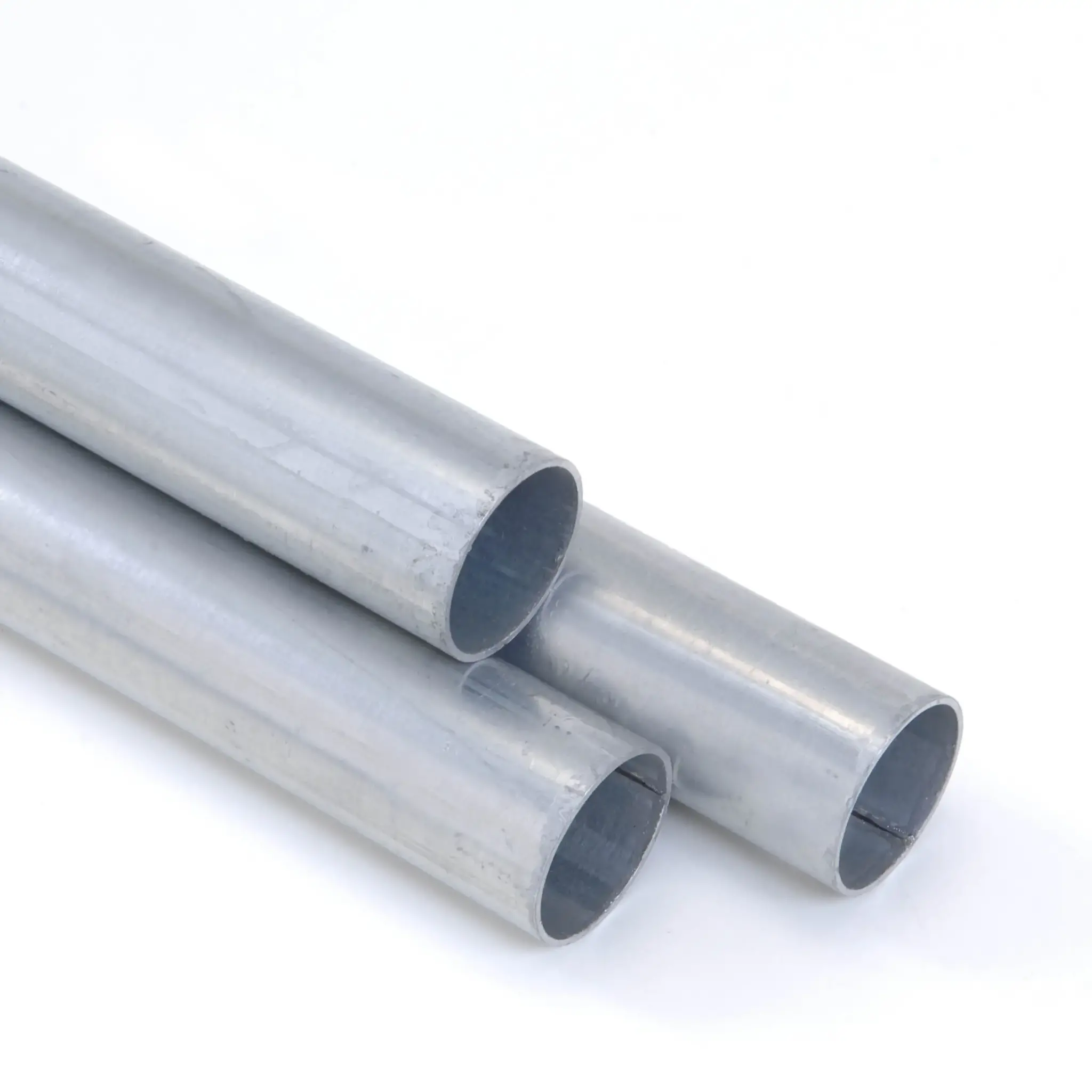 Drie metalen buizen, schuin. Witte achtergrond.