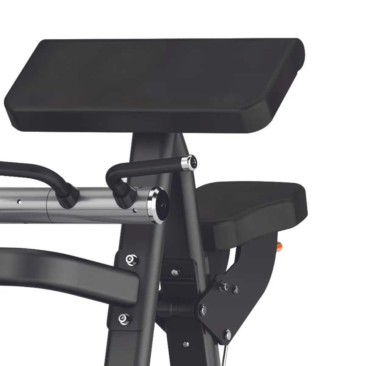 Een trainingsmachine met zwarte zitting en armleuning.