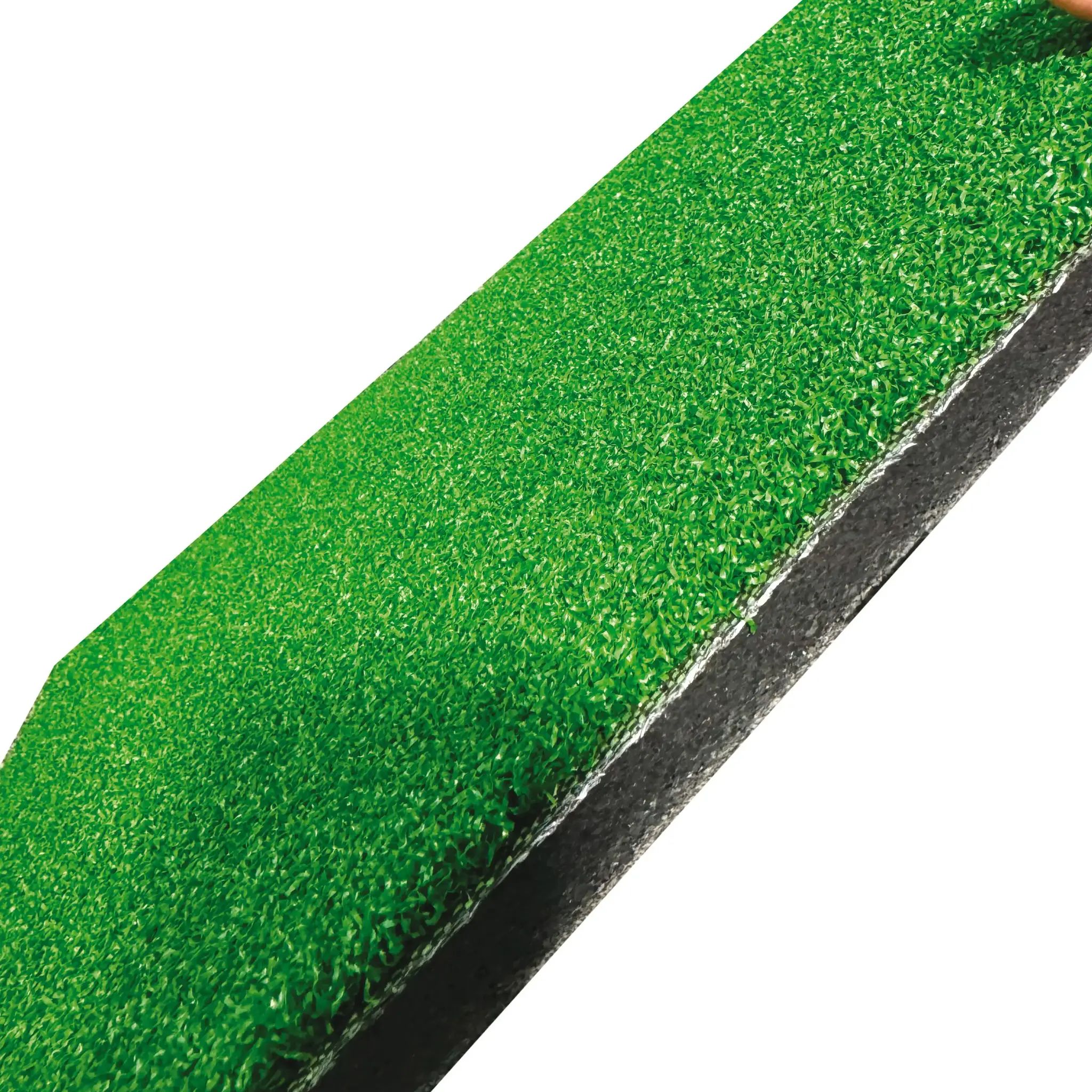 Close-up van kunstgras. Het getextureerde gras is gelaagd over een zwarte basis.