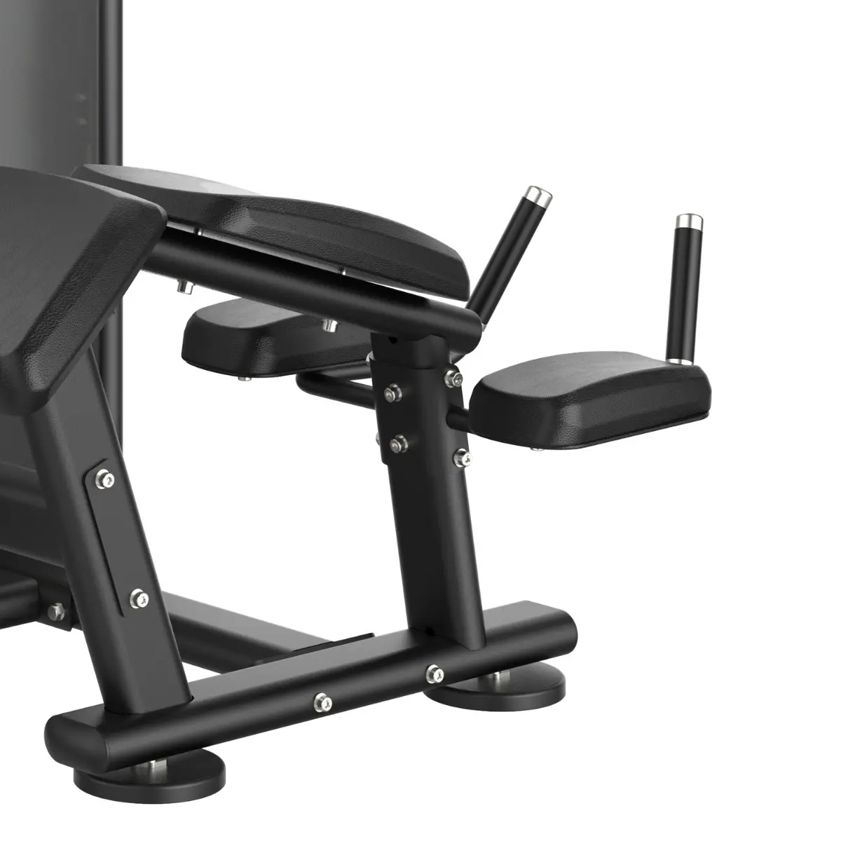 Detail van zwarte fitnessmachine. Armleuningen en handgrepen getoond.