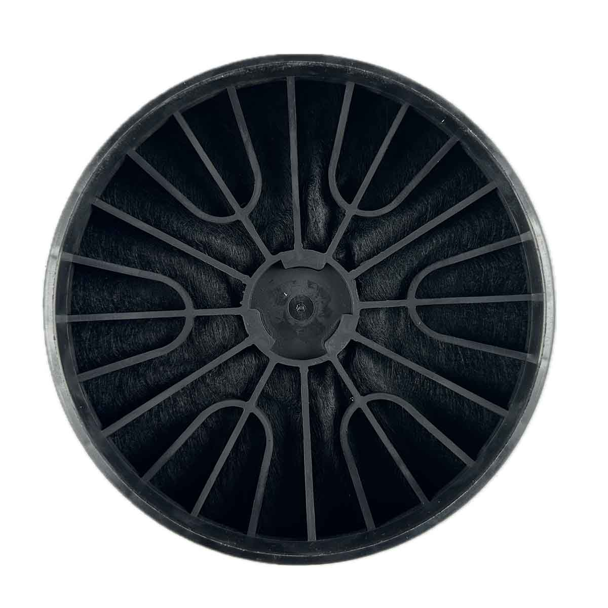 Ein schwarzer runder Aktivkohlefilter für eine Dunstabzugshaube, mit gitterartigem Design und zentraler Nabe.