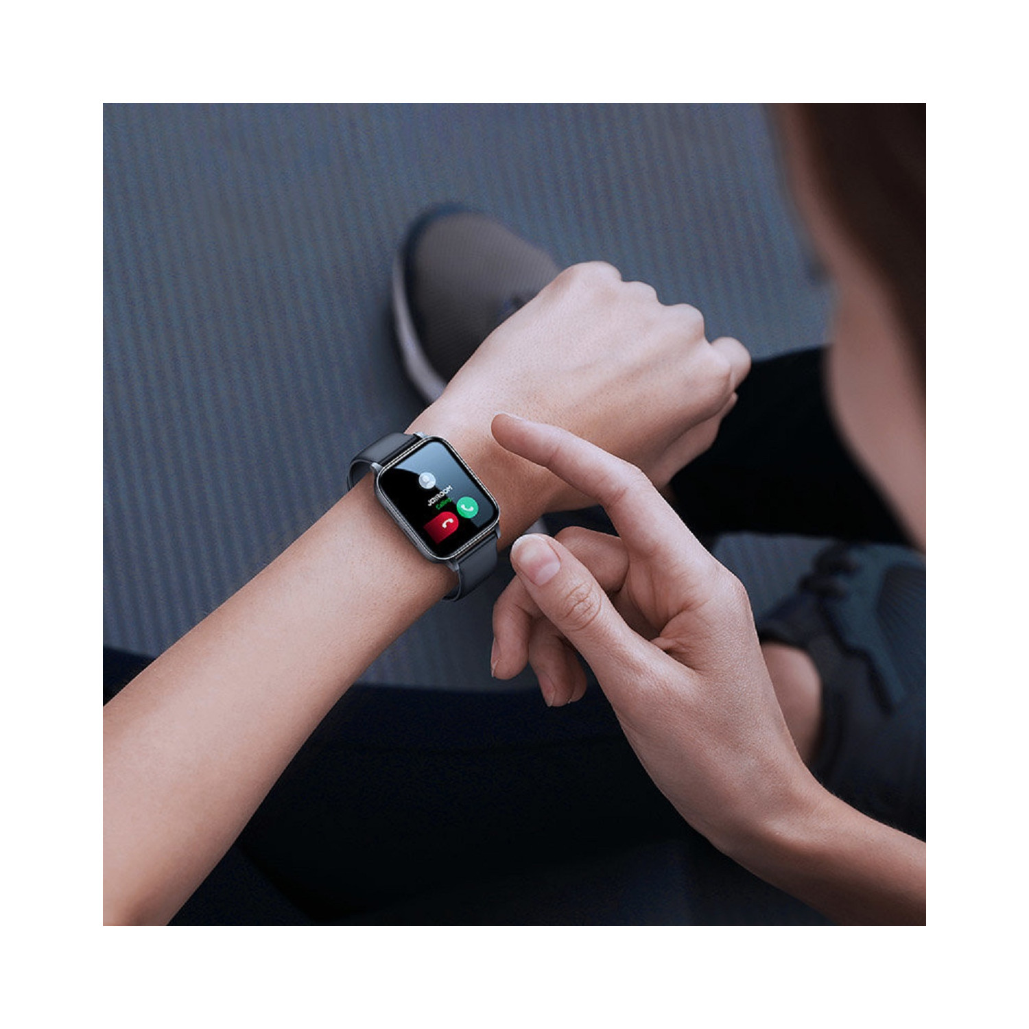 Nadgarstek osoby ze smartwatchem wyświetlającym powiadomienie o połączeniu przychodzącym.