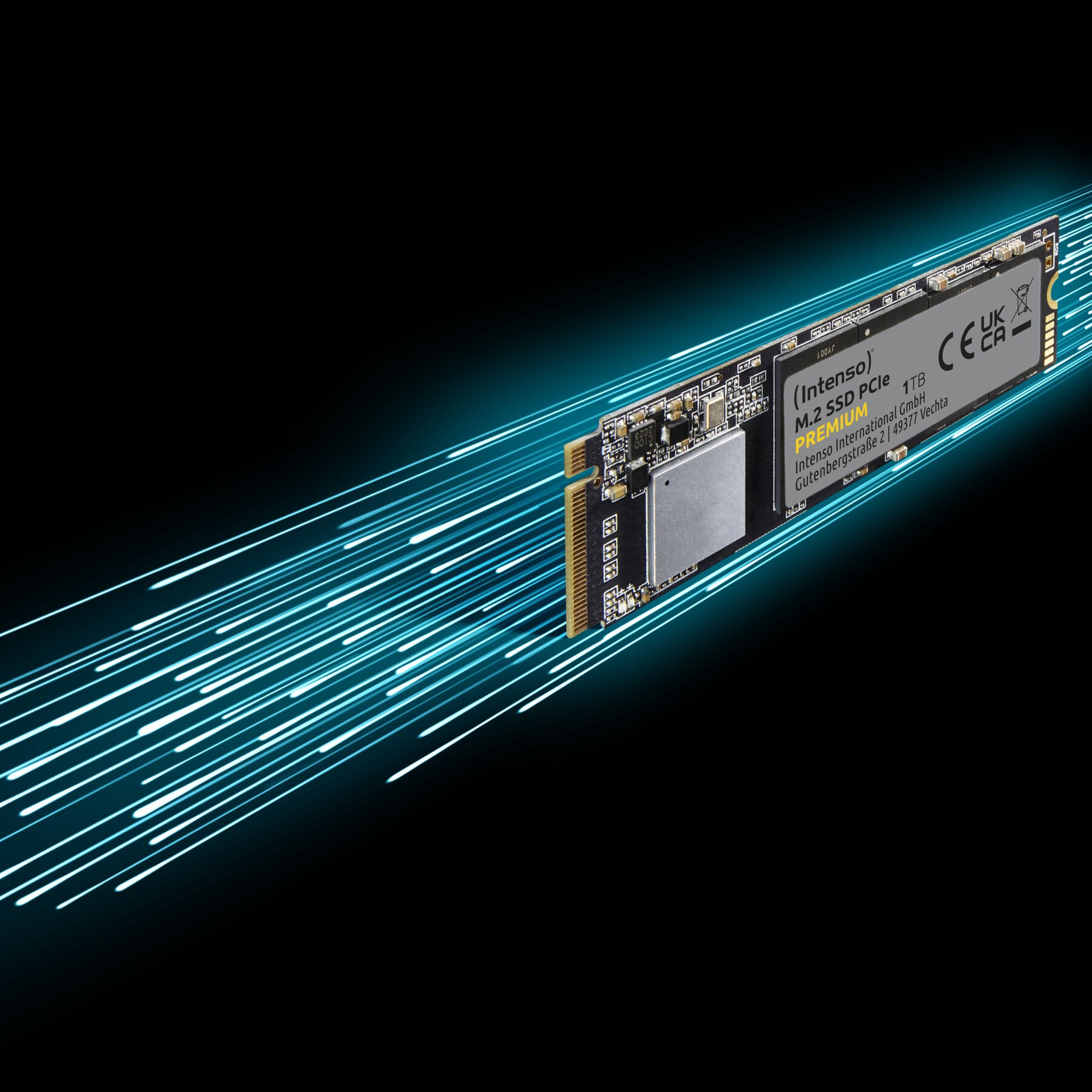Dysk SSD M.2 w centrum uwagi, z niebieskimi smugami światła. Dysk jest srebrny i czarny, z tekstem na nim.