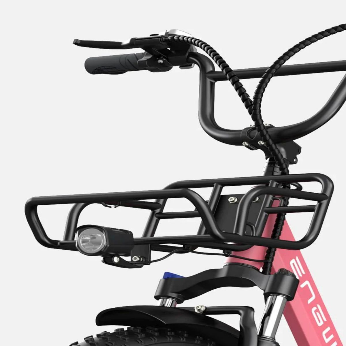 Primo piano della parte anteriore di una bici rosa, con manubrio nero, cestino e faro.