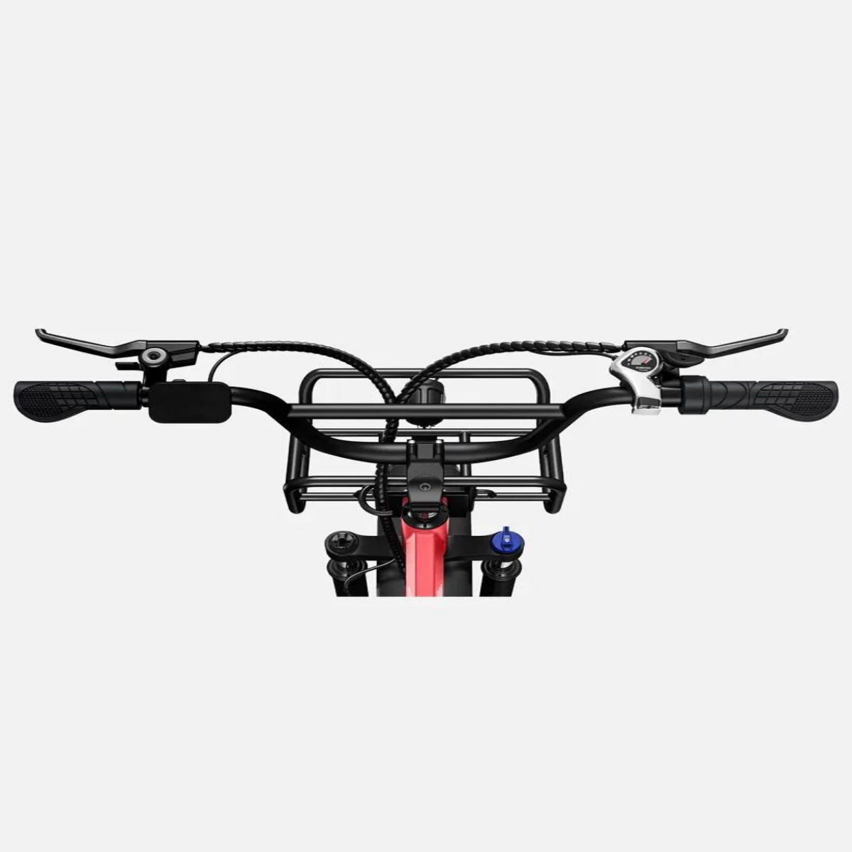 Vista del manubrio della bici, nero con cestino, luci e leve. Il telaio della bici rosso è visibile. Sfondo bianco.