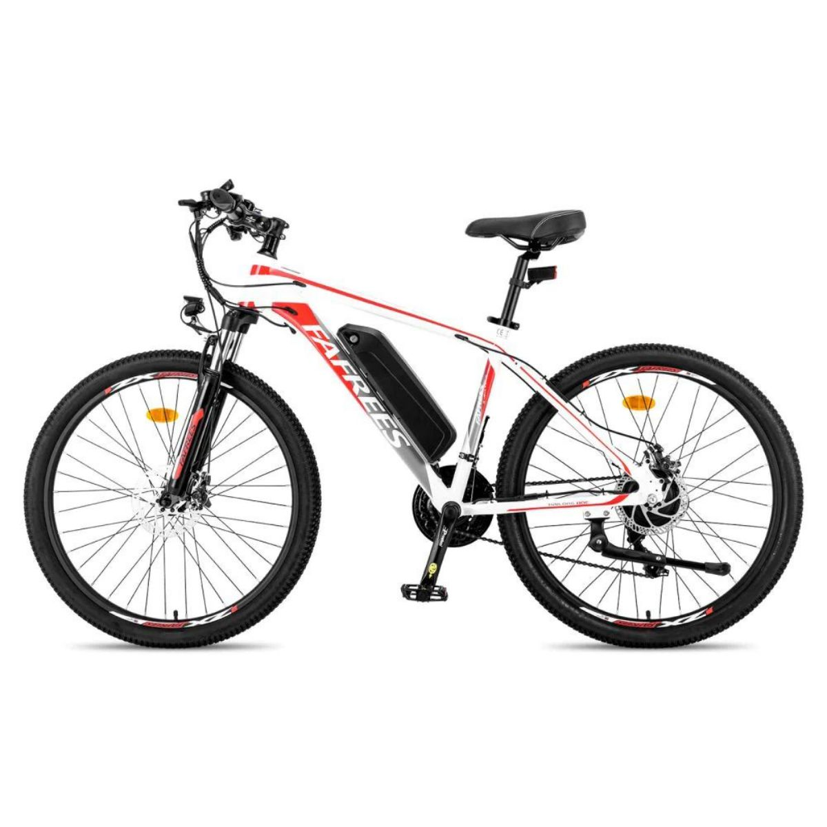 Bici elettrica con telaio bianco e rosso. Ruote e sella nere. Su sfondo bianco.