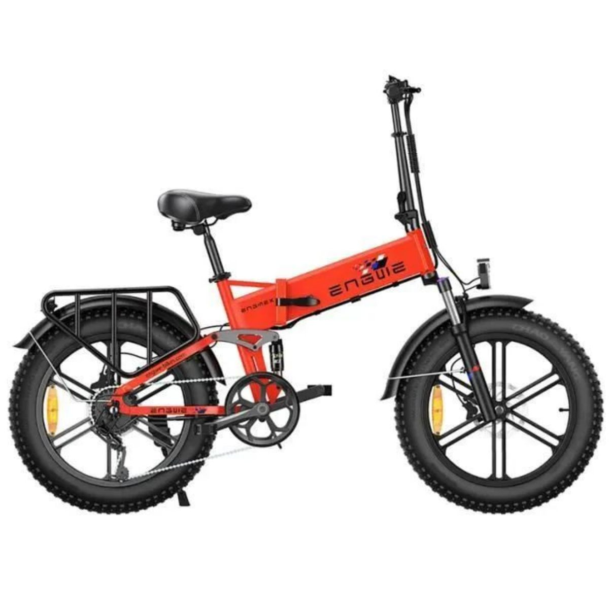 Bicicletta elettrica rossa, pneumatici e cerchi neri, portapacchi nero. La bici è su sfondo bianco.